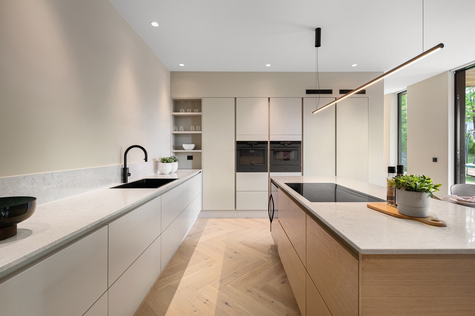 Sort blandebatteri fra Quooker med uttrekkbart munnstykke, som gir kokende vann øyeblikkelig. Galleribilde