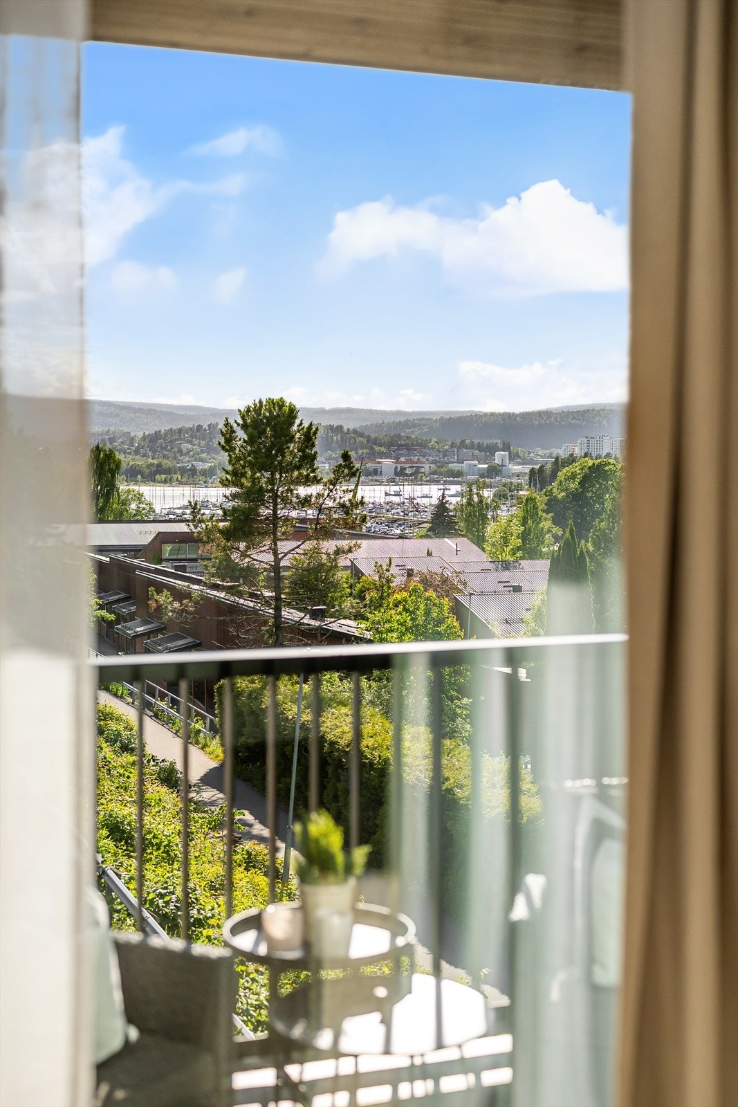 Flott utsikt mot sjøen ved Høvikodden Galleribilde