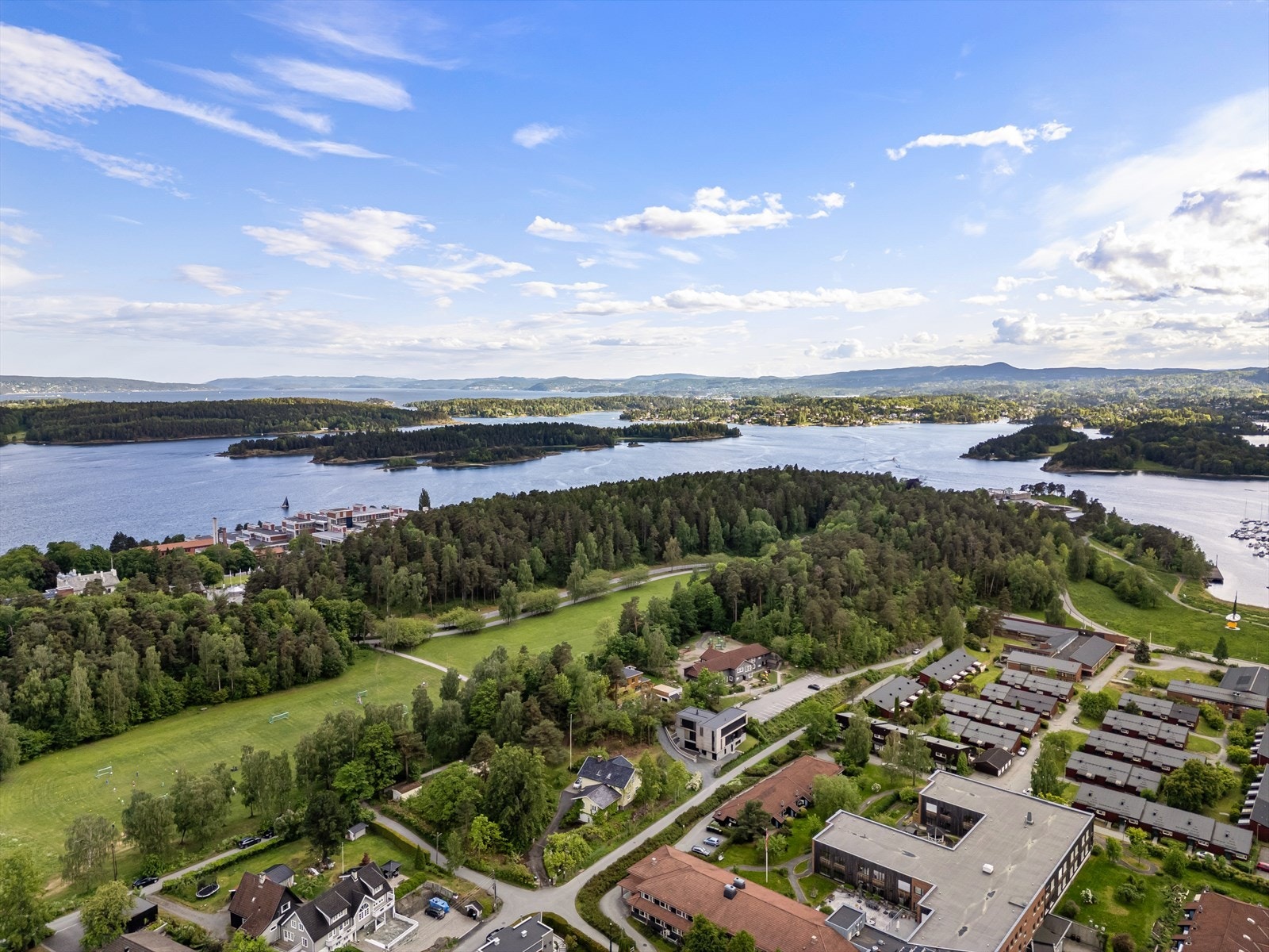 Med umiddelbar nærhet til sjøen, korte avstander til alt av offentlig kommunikasjon, butikker og turstier, har du alt du trenger innenfor rekkevidde Galleribilde