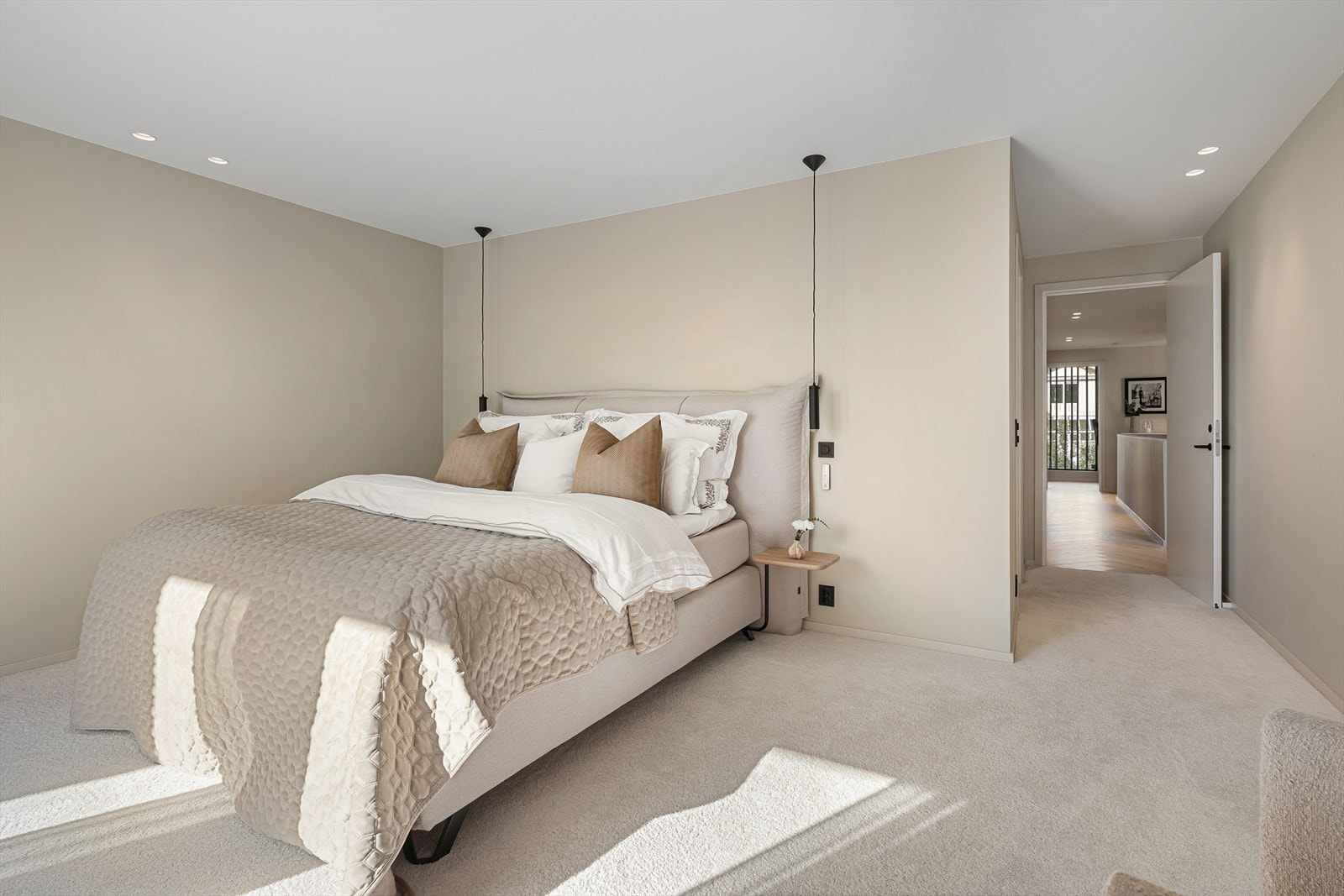 Her er det god plass til stor dobbeltseng, samt egen sone med Walk-in-garderobe og eget baderom Galleribilde