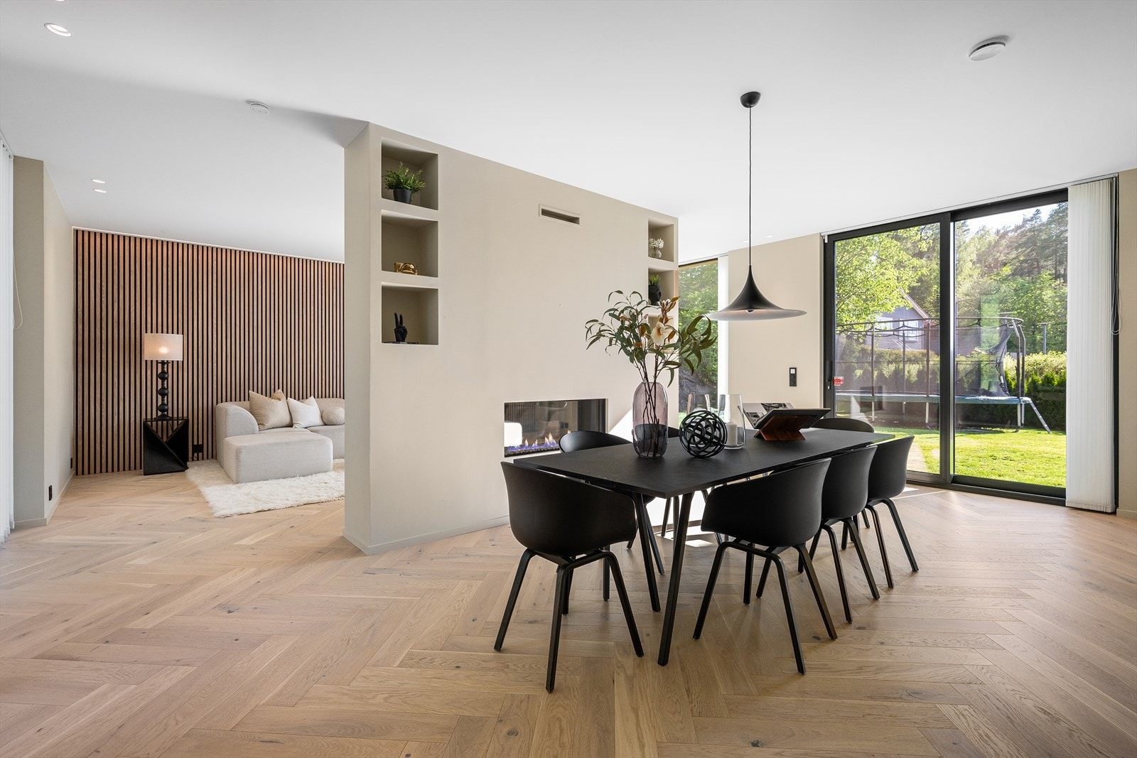 Stuen og spisestuen er adskilt med en halvvegg der gasspeisen er plassert. Denne kan sees fra begge sider Galleribilde