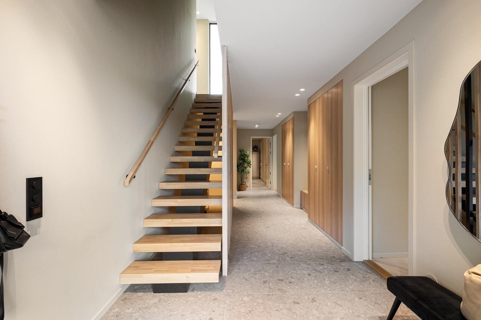 Meget tiltalende og innbydende hall med flislagt gulv og godt med innbygde garderobeskap og benk, som gir et godt førsteinntrykk av boligen. Galleribilde