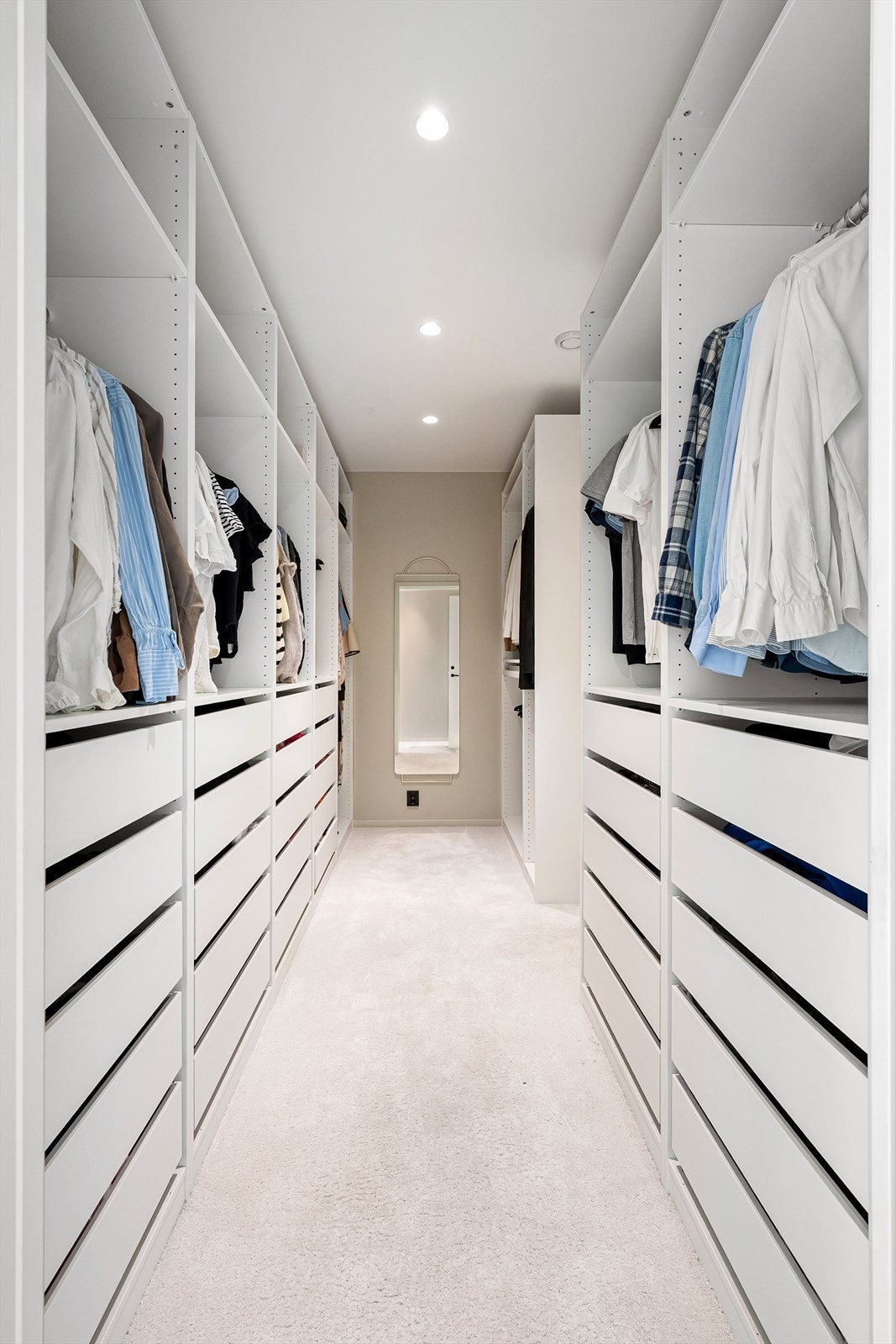 Romslig walk-in-garderobe Galleribilde