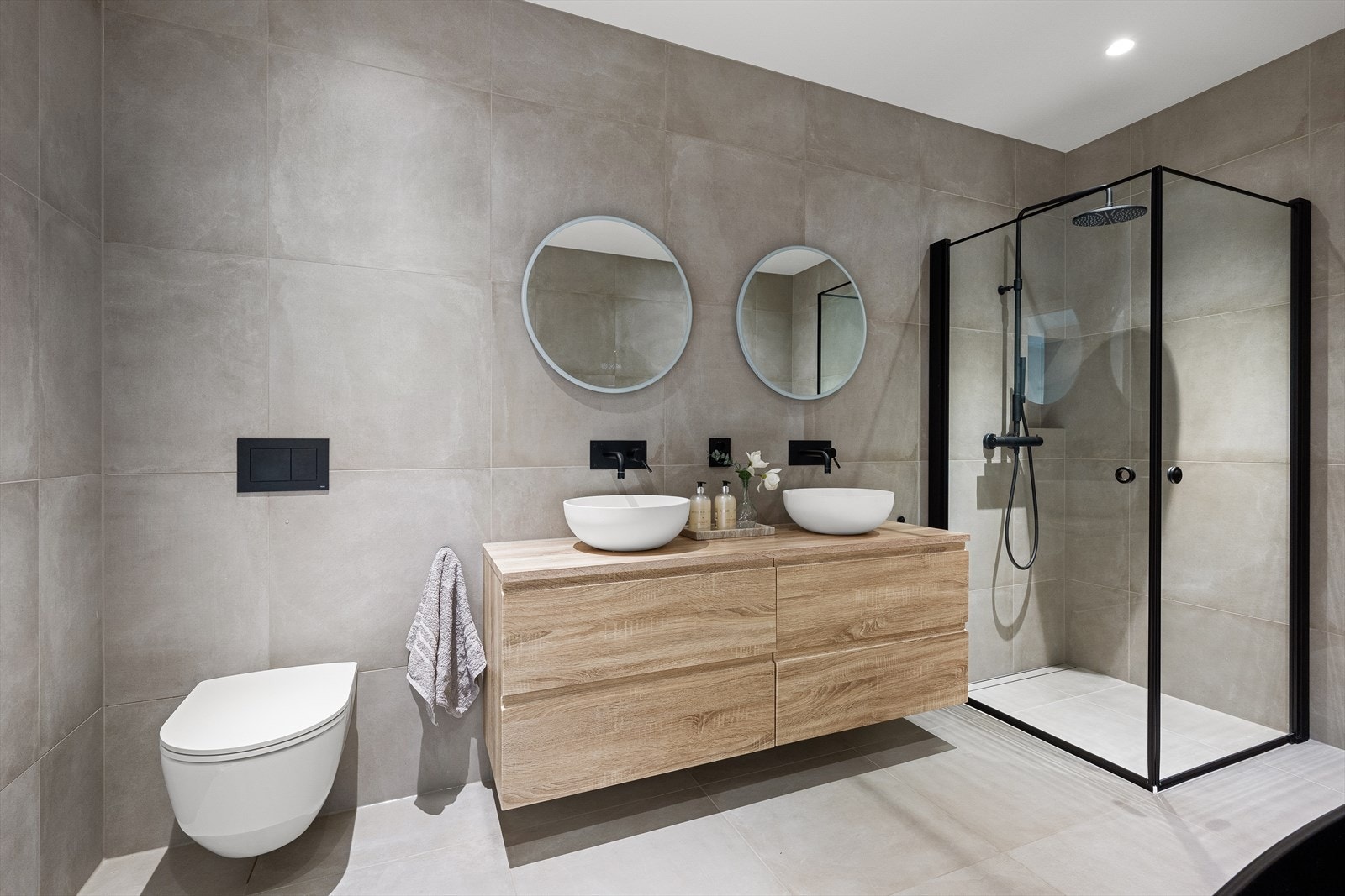 Innbydende og moderne bad med innfelte downlights, fliselagte overflater og varmekabler i gulv. Galleribilde