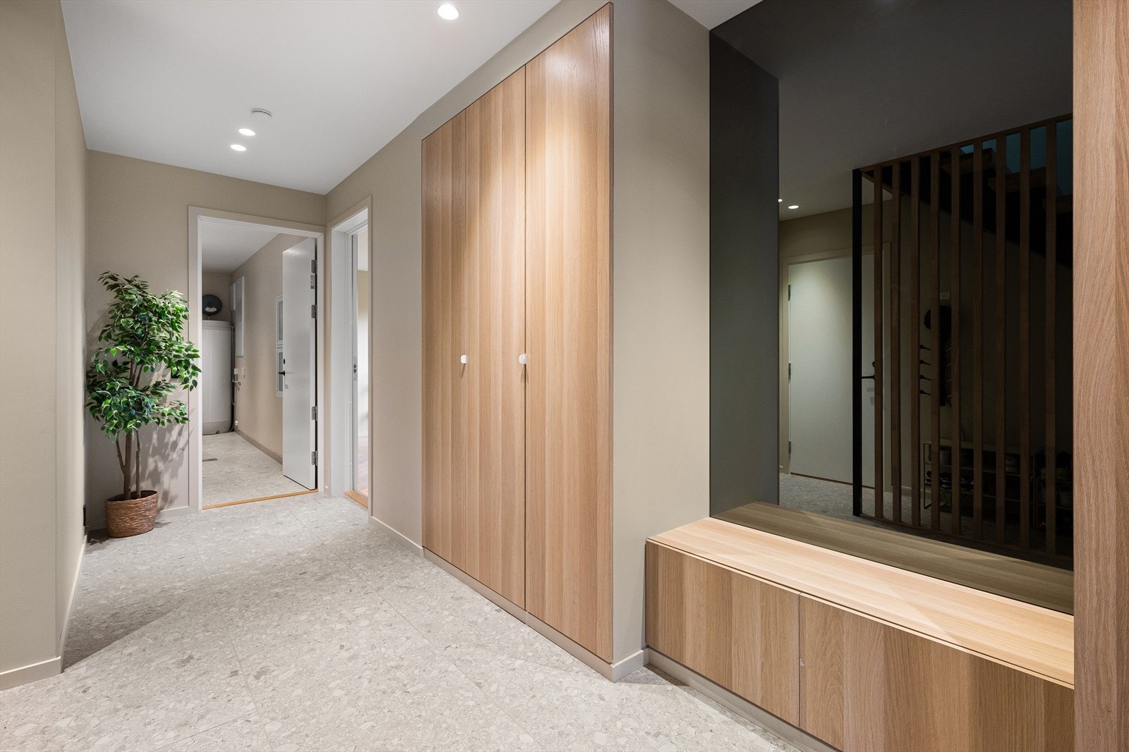 Her er det god plass til å henge fra seg ytterklær og sette fra seg sko. Galleribilde