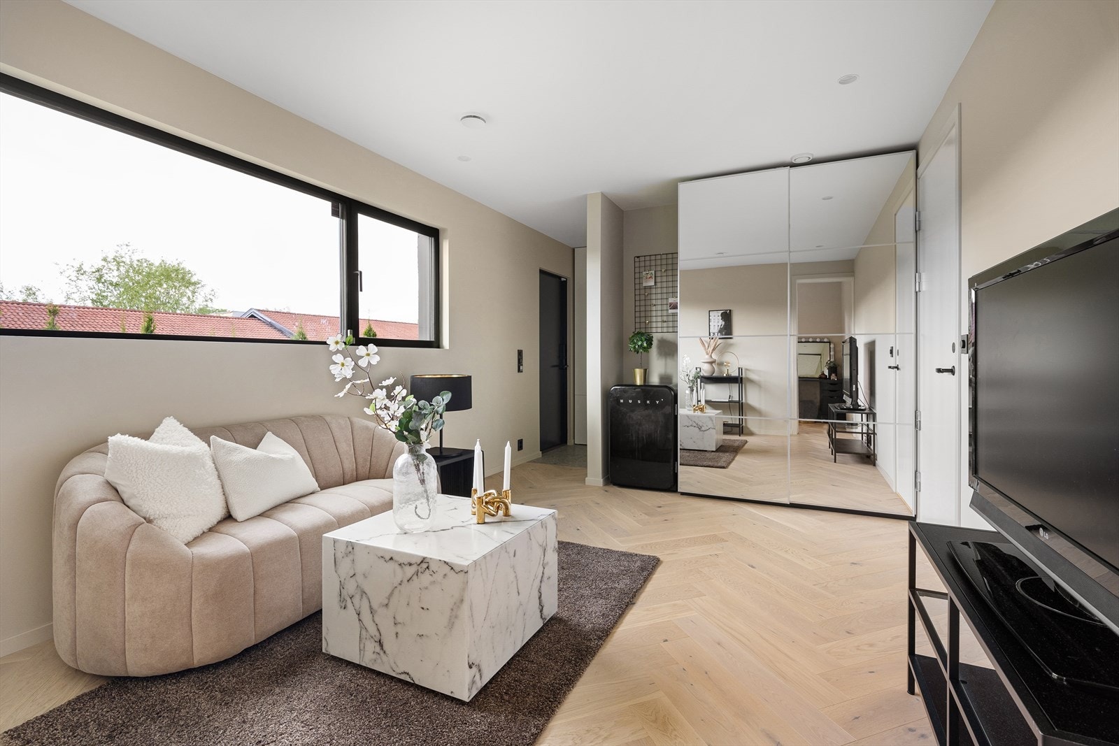 "Hybel 1" med egen inngang og bad. Det er ikke montert kjøkken men opplegg i vegg. Dør til hoveddel. Galleribilde