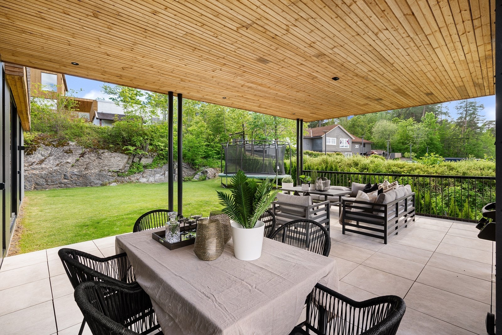 Hele uteområdet er skjermet og usjenert. Den romslige gressplenen gir rom for lek og ballspill. Galleribilde