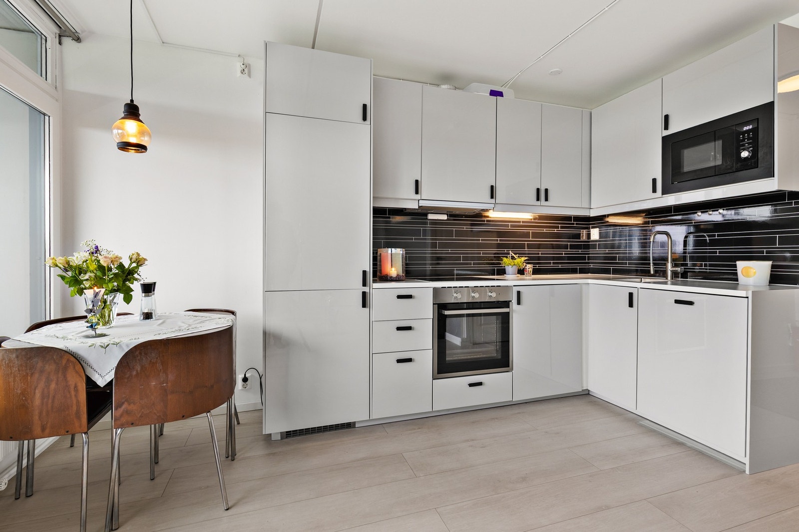 Kjøkkenet er utstyrt med moderne hvitevarer, inkludert kjøleskap, fryseskap, oppvaskmaskin, platetopp, stekeovn, vannstoppsystem og komfyrvakt. Galleribilde