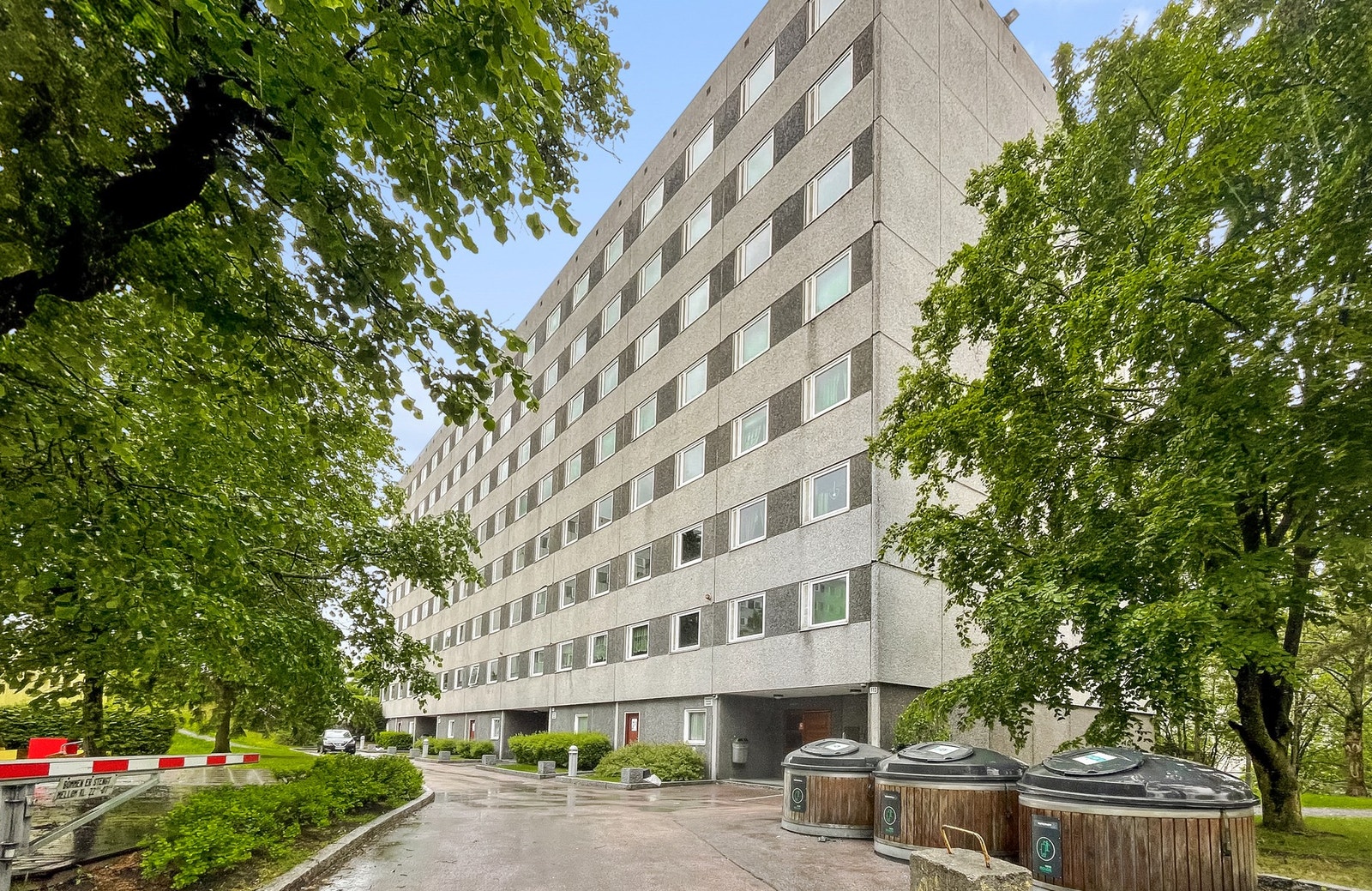 Fellesområdet foran blokka er pent opparbeidet og gir et innbydende førsteinntrykk. Galleribilde