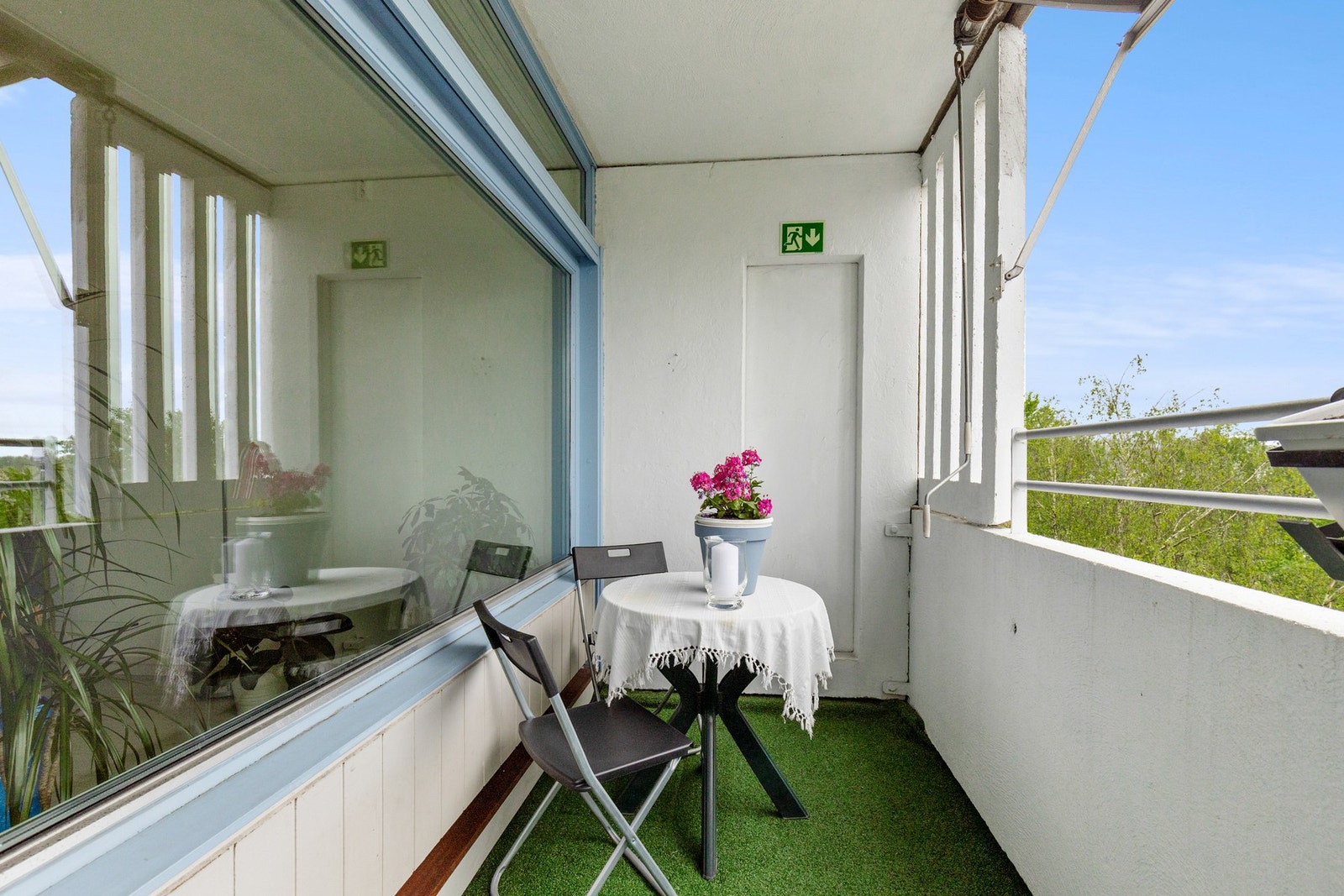 Den vestvendte balkongen på 7 m² er et flott uterom som gir gode solforhold, spesielt på ettermiddagen og kvelden. Galleribilde