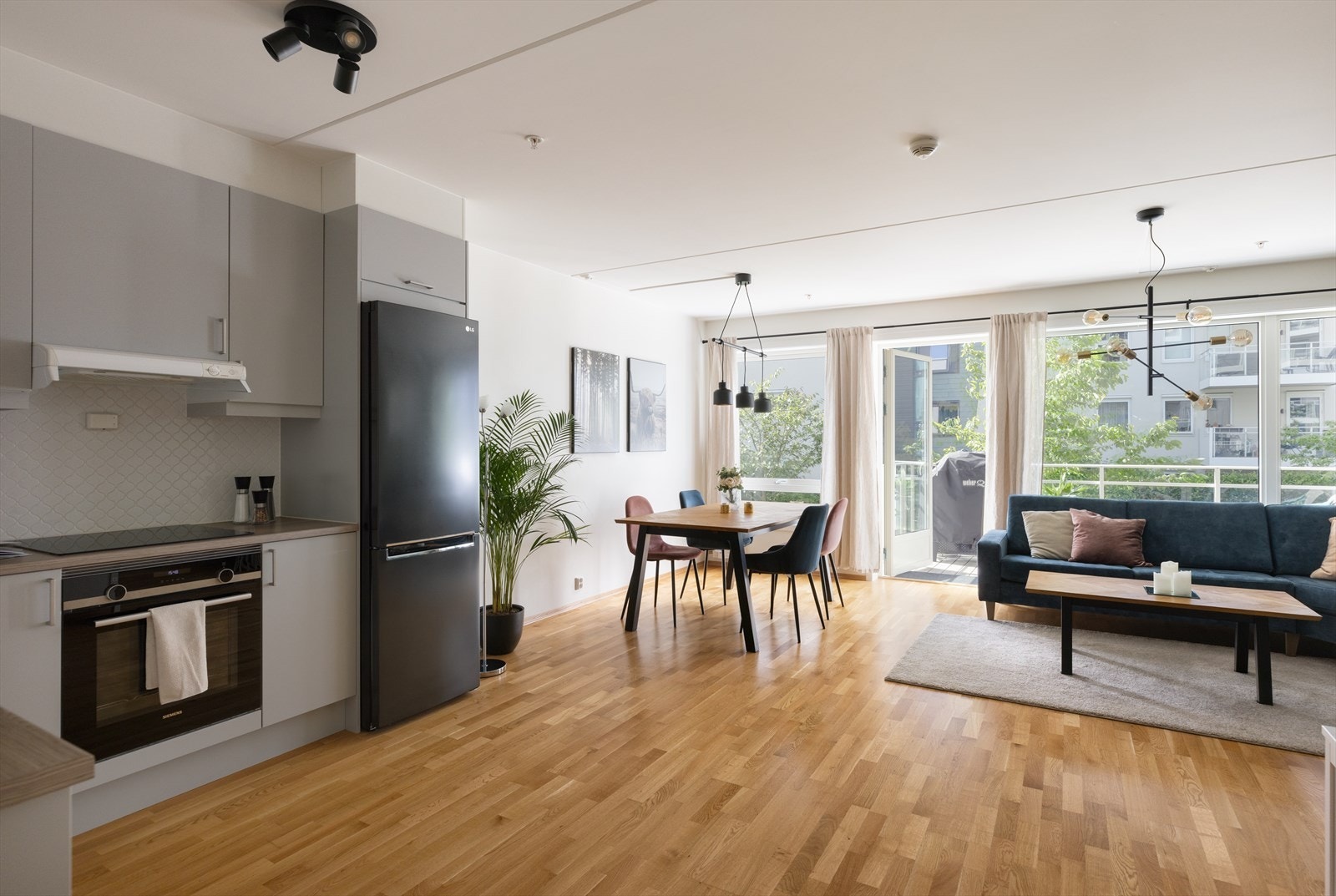 Leiligheten har en arealeffektiv planløsning og bestående av store vindusflater. Galleribilde