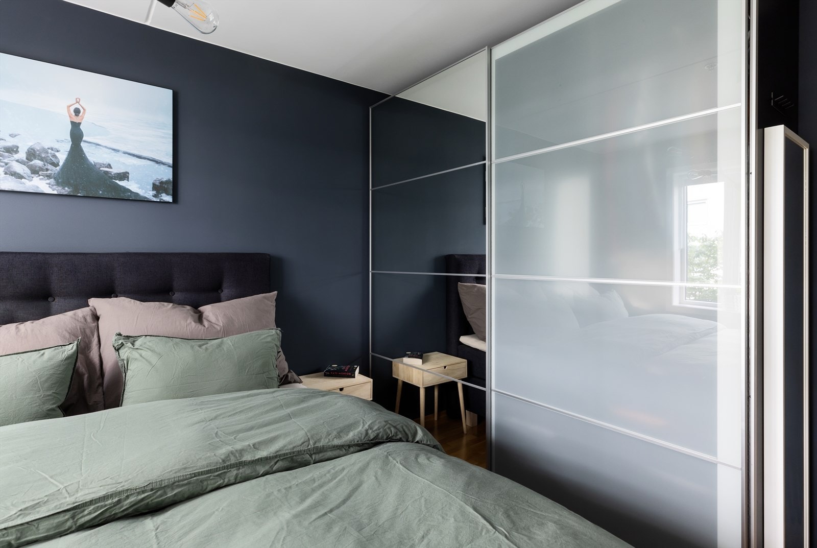 Overflatene er malt i en lun og behagelig farge. Galleribilde