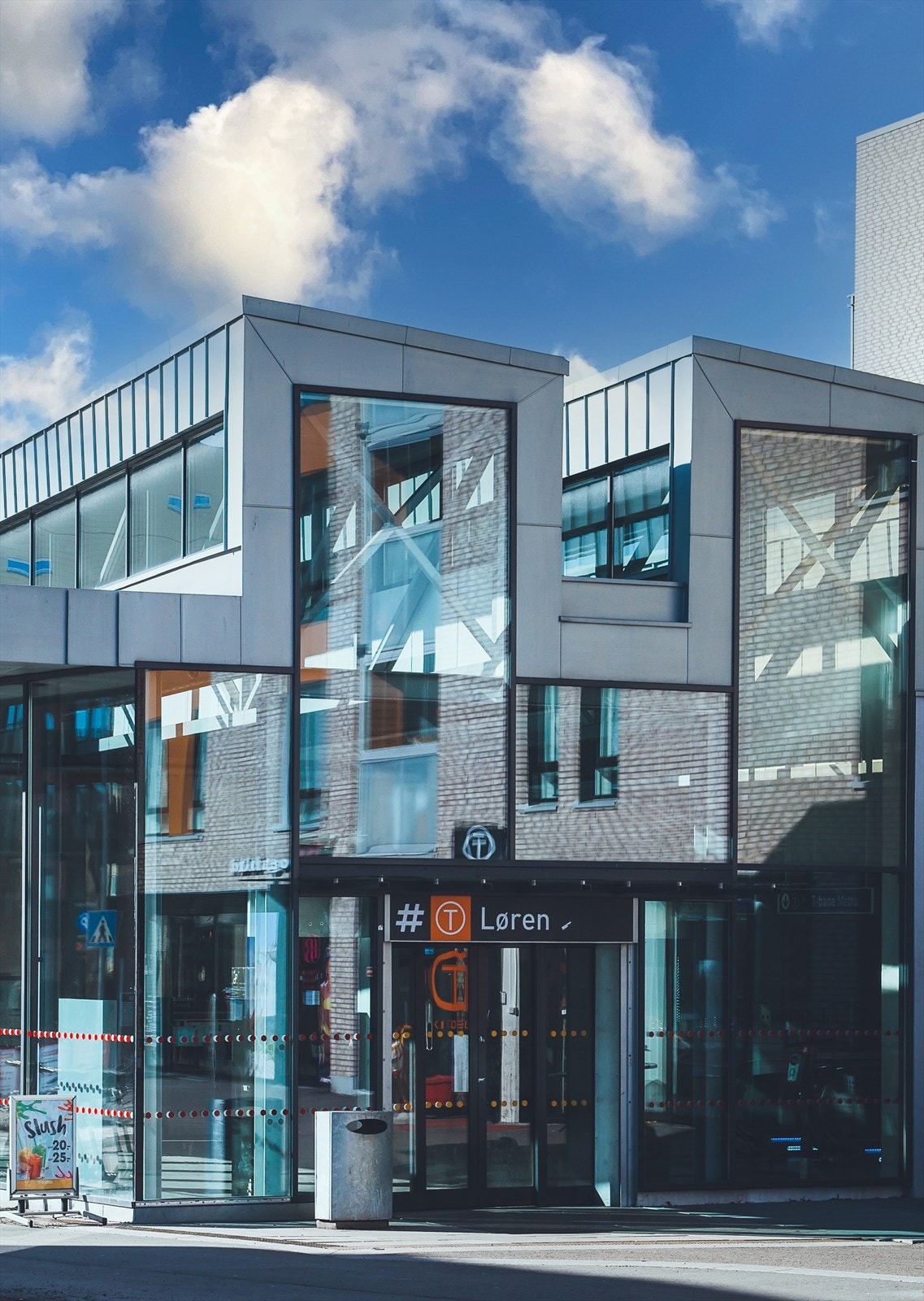 Løren har en sentral beliggenhet og et godt kollektivtilbud med Oslos nyeste T-banestasjon som tar deg til sentrum på 18 minutter. Sinsenkrysset kommer med mange ruter for buss og trikk. Galleribilde