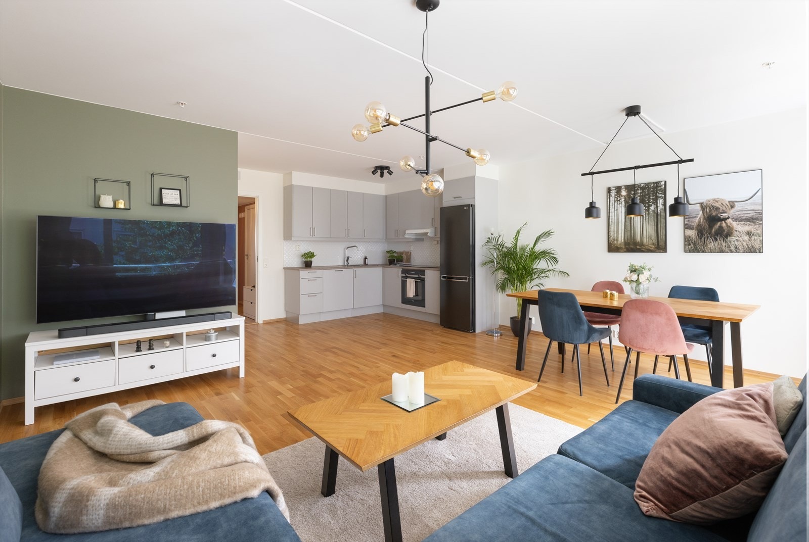 Denne koselige stuen er det naturlige oppholdsrommet i leiligheten. Galleribilde