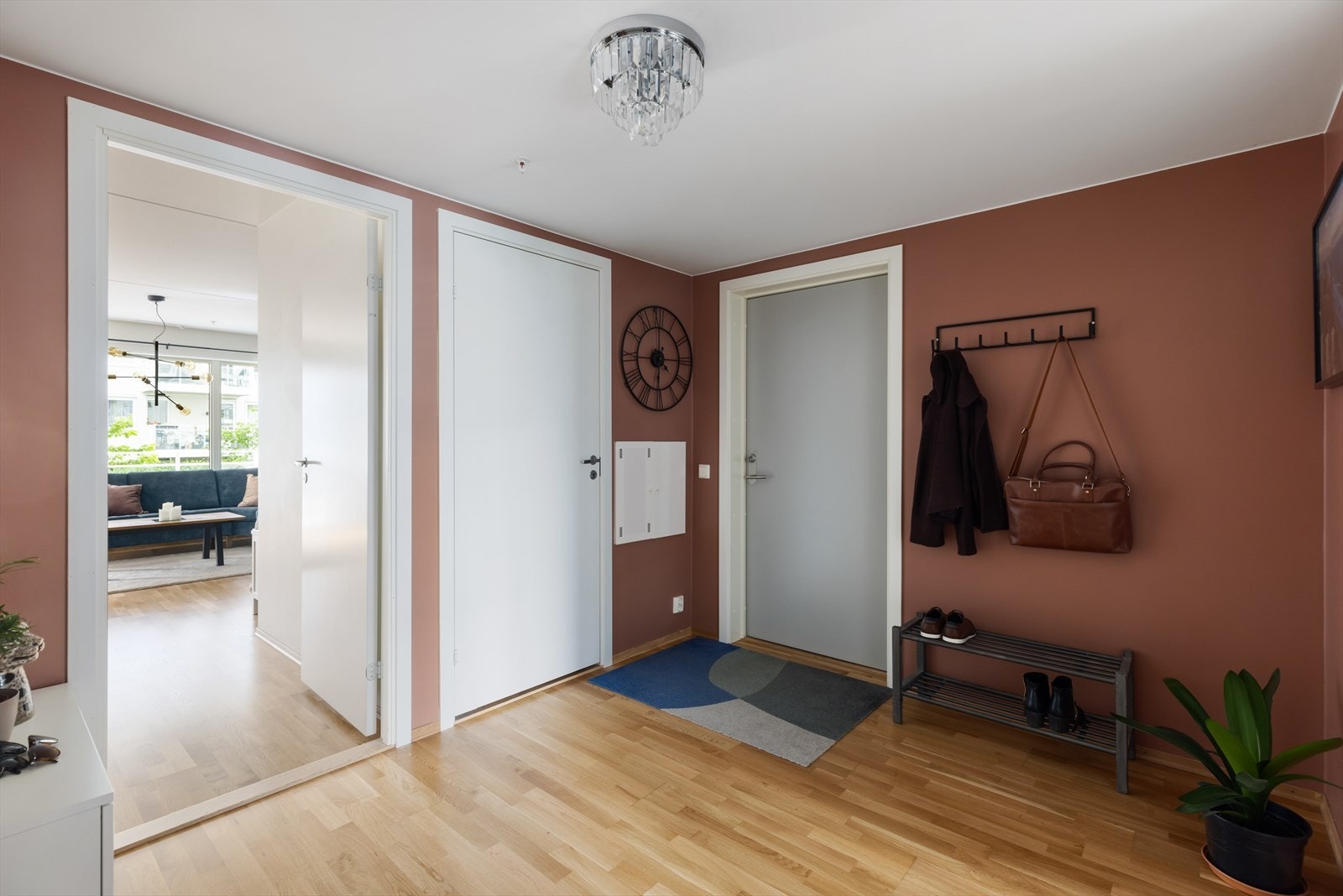 Leiligheten har en gjennomgående planløsning og gir innslipp av naturlig mengder med daglys. Galleribilde