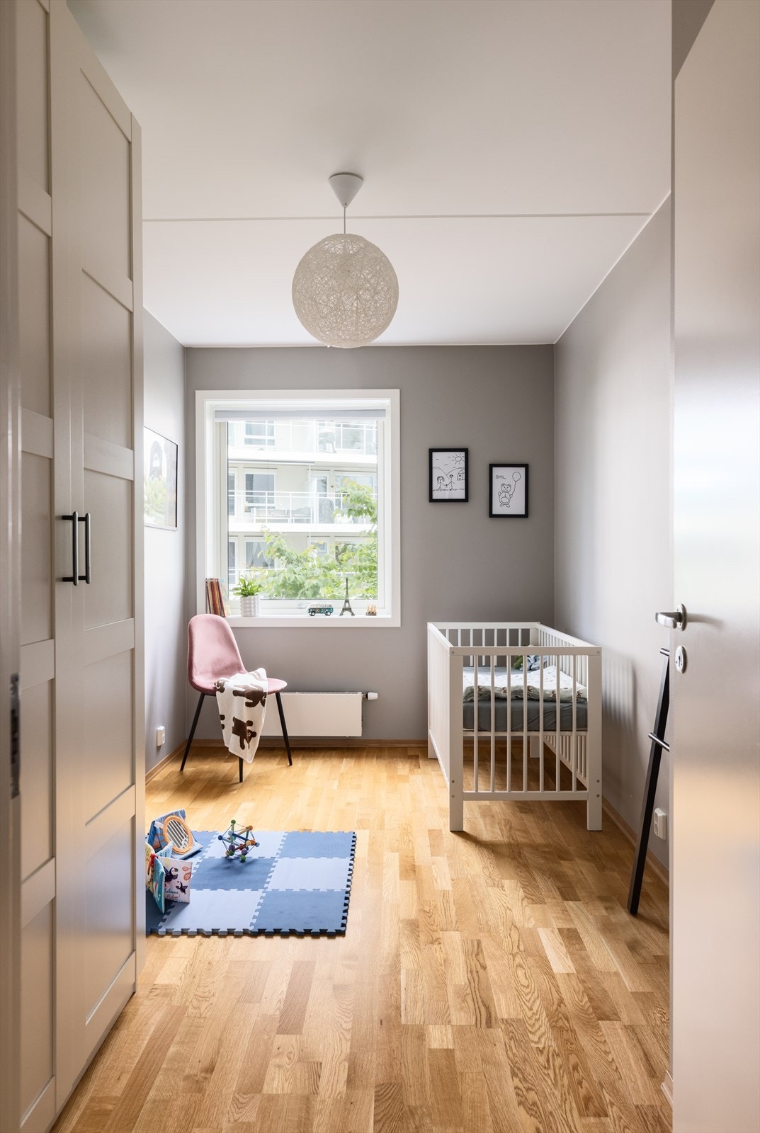 God plass til seng, arbeidspult og garderobeskap. Galleribilde