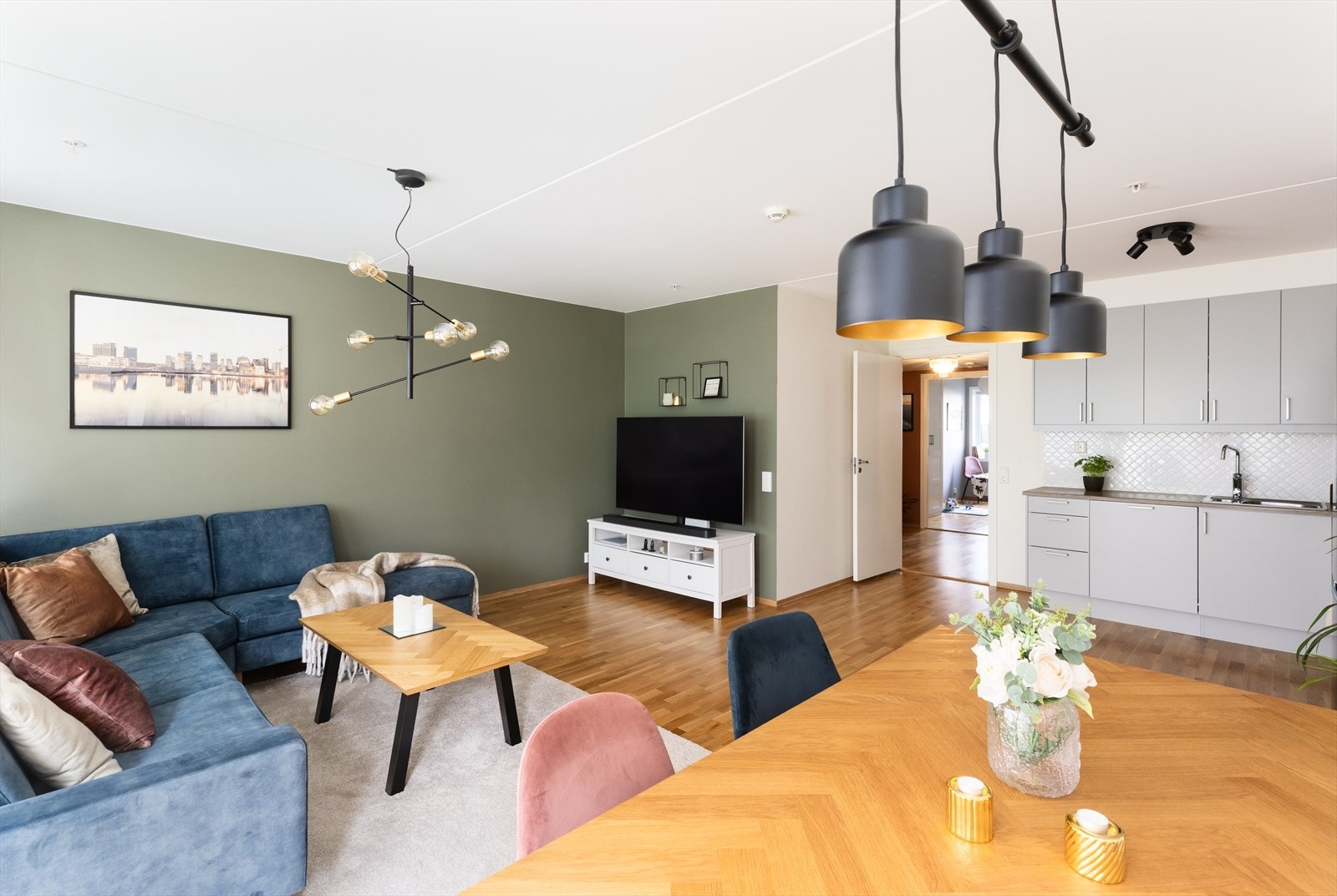 Her er det flere gode møbleringsmuligheter med plass til sofagruppe, spisebord, tv- møblement og annet interiør. Galleribilde