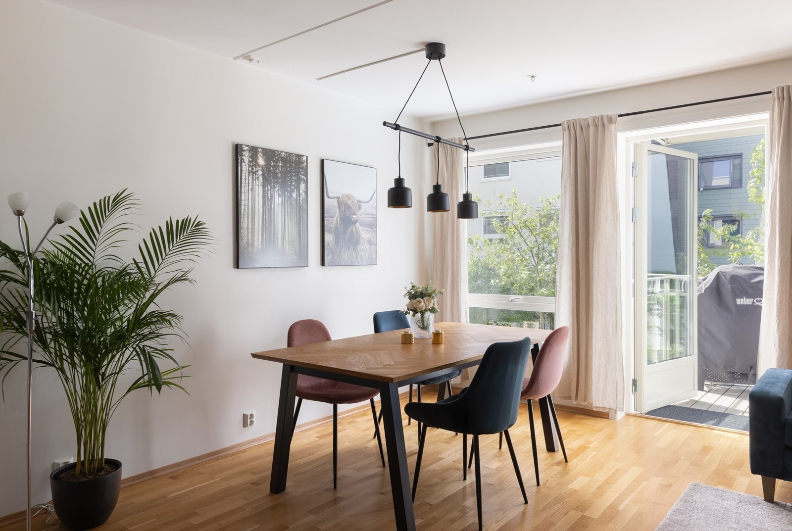 Store vindusflater som gir innslipp av naturlige mengder med dagslys og skaper en fin atmosfære. Galleribilde