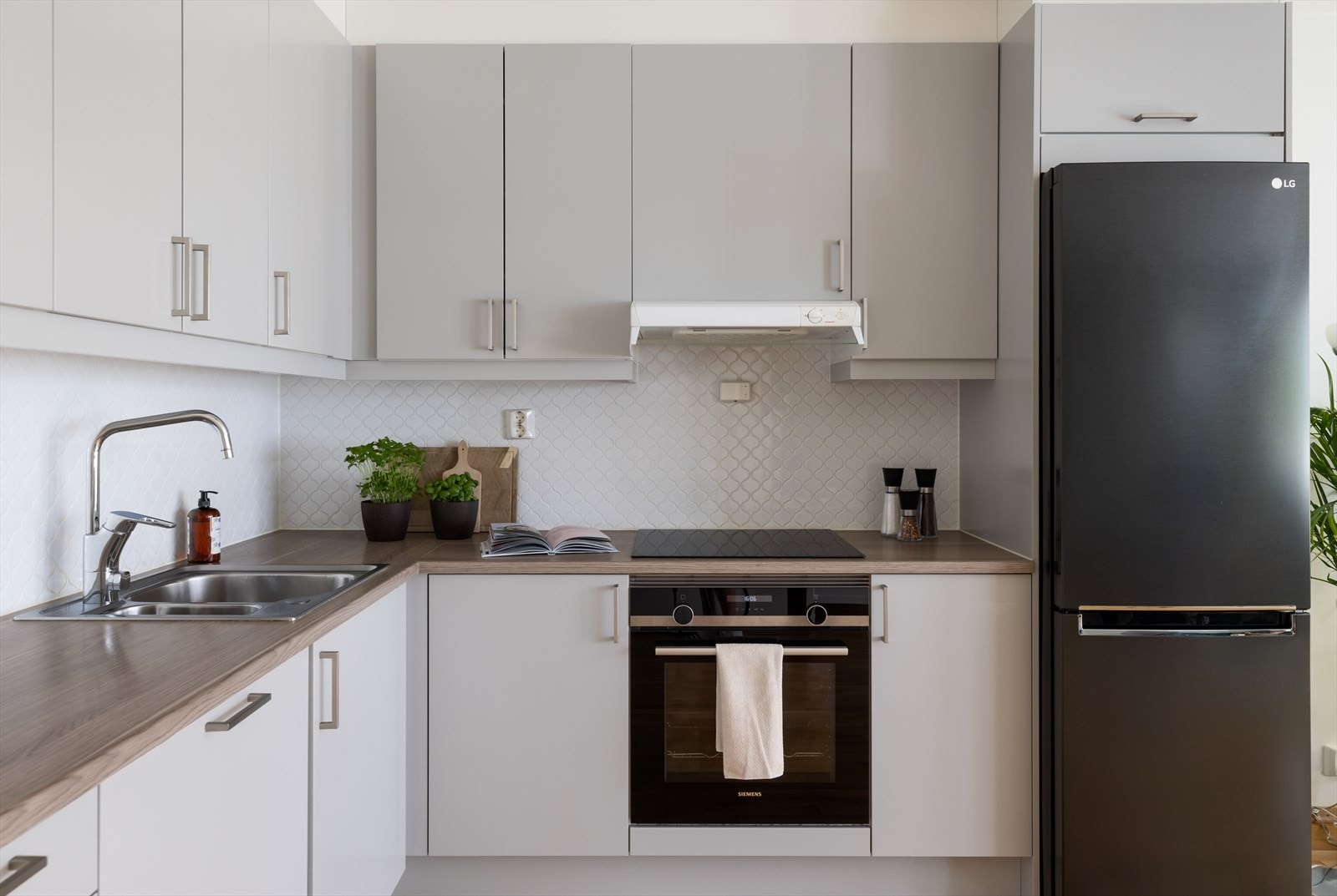 Kjøkkenet er i en åpen løsning mot stuen, noe som bidrar til at matlagingen blir en sosial aktivitet. Galleribilde