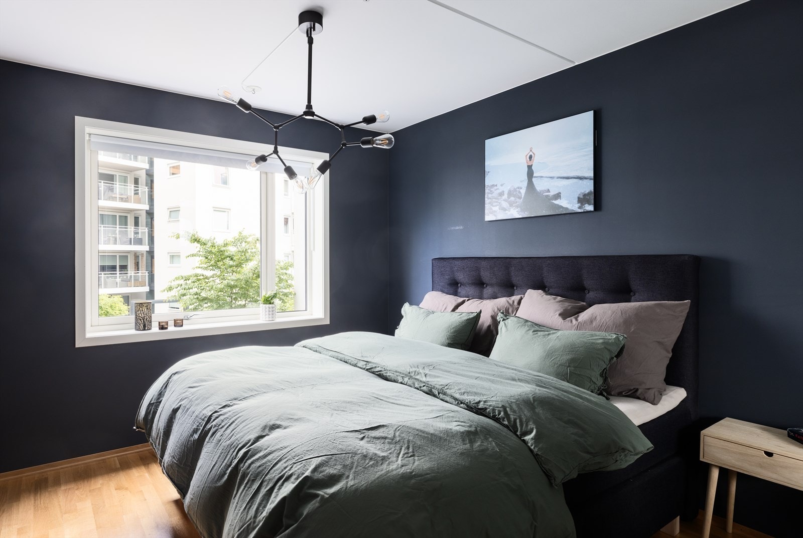 Hovedsoverommet har godt med gulvareal med plass til dobbeltseng, nattbord, kommoder og skyvedørsgarderobe. Galleribilde