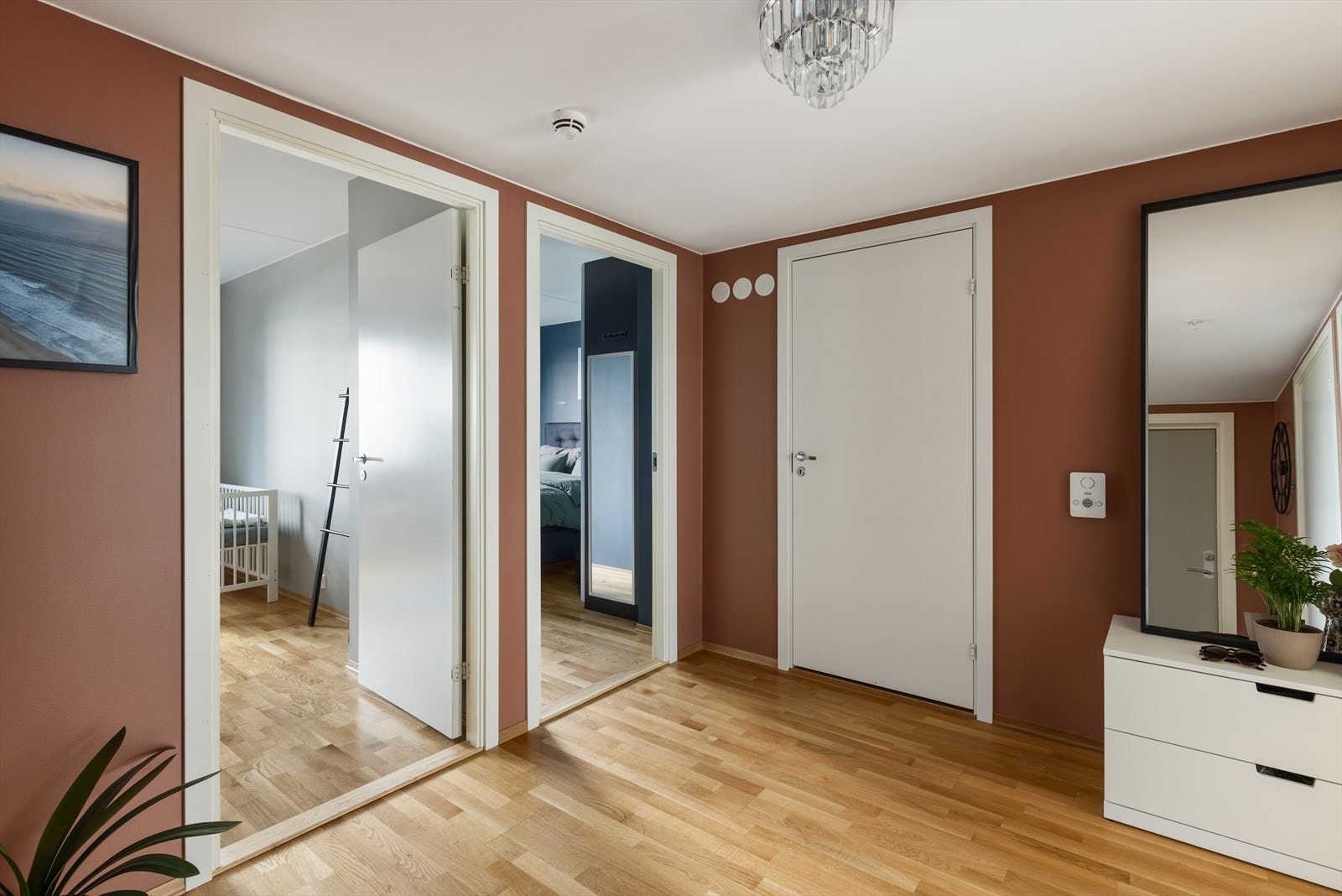 Entreen/gangen er av romslig størrelse. Calling-anlegget gjør det enkelt å slippe inn gjester. Galleribilde