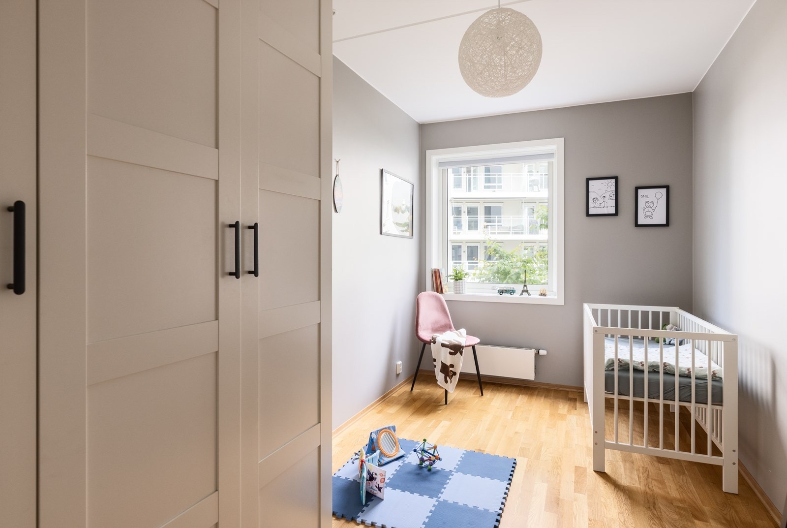 Soverom nr. 2 blir i dag brukt som barnerom, men kan fint gjøres om til gjesterom eller kontor. Galleribilde