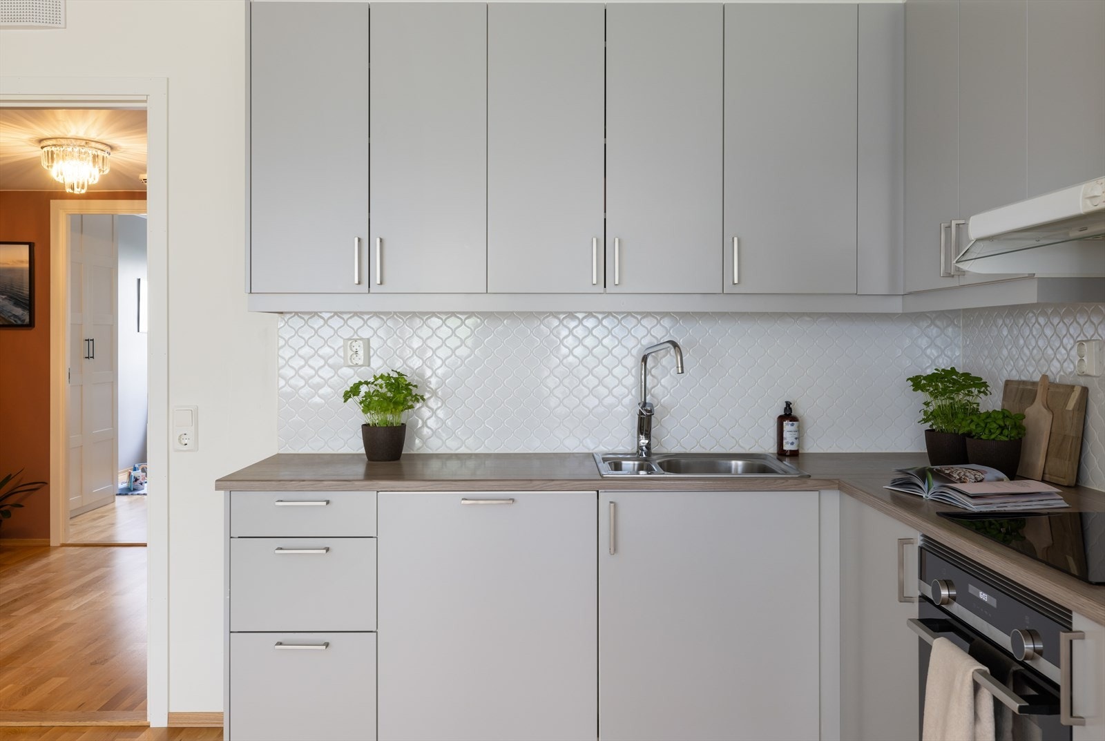 Innredningen er bestående av glatte fronter og foliert benkeplate. Kjøkkenet er utstyrt med platetopp, kum med ettgreps blandebatteri, ventilator, kjøl/fryseskap, ovn og oppvaskmaskin. Galleribilde