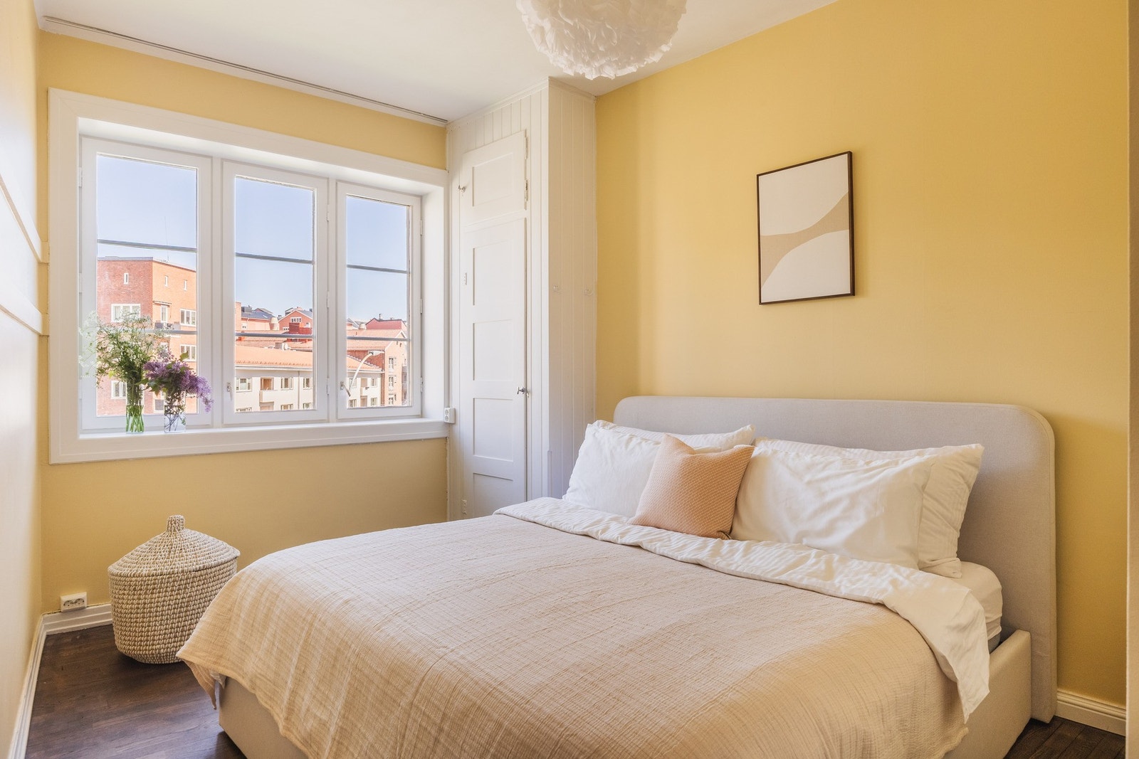 Leilighetens soverom er av god størrelse og hyggelig utsyn. Galleribilde