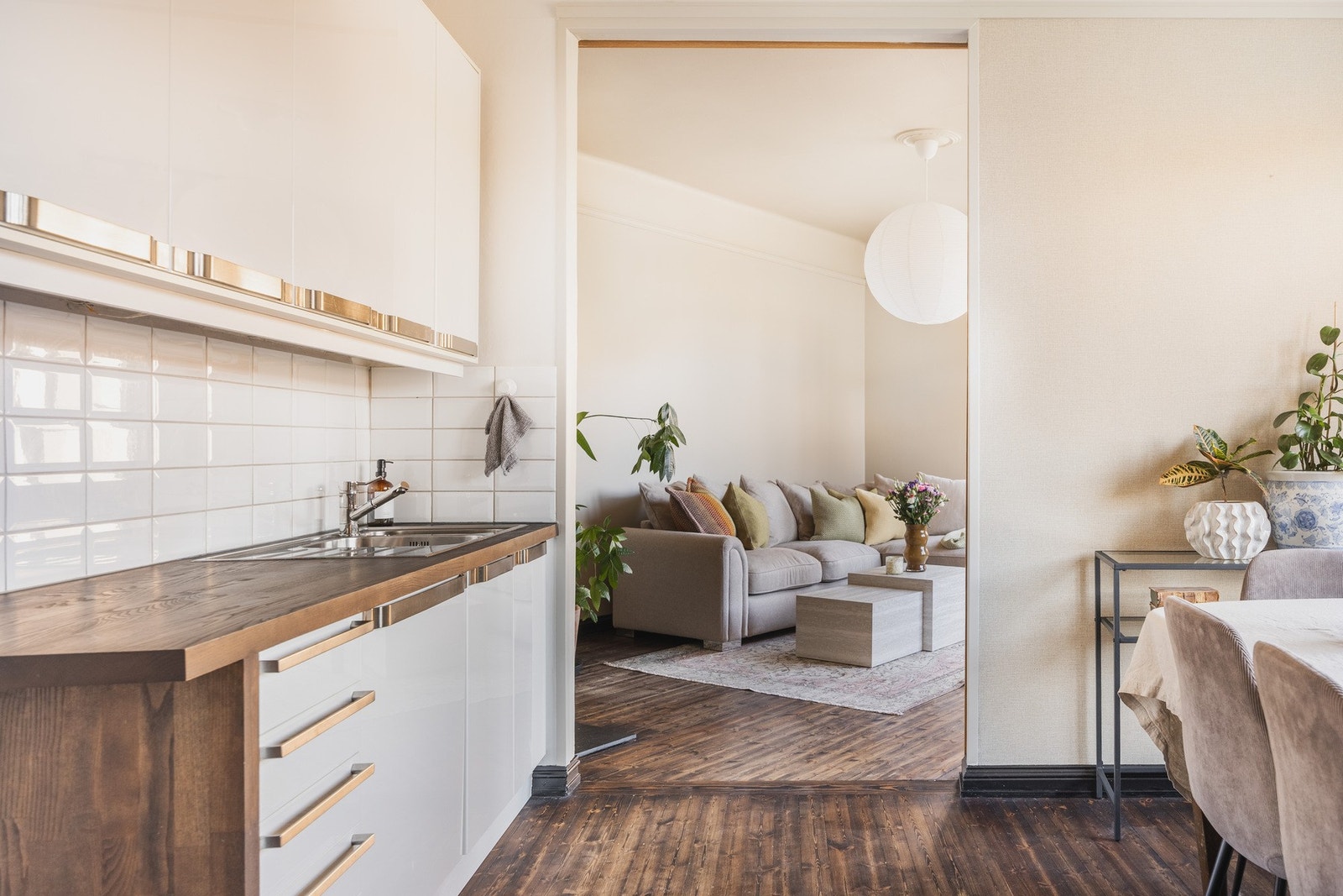 Her får man et flott kjøkken med mye skap- og benkeplass. Galleribilde