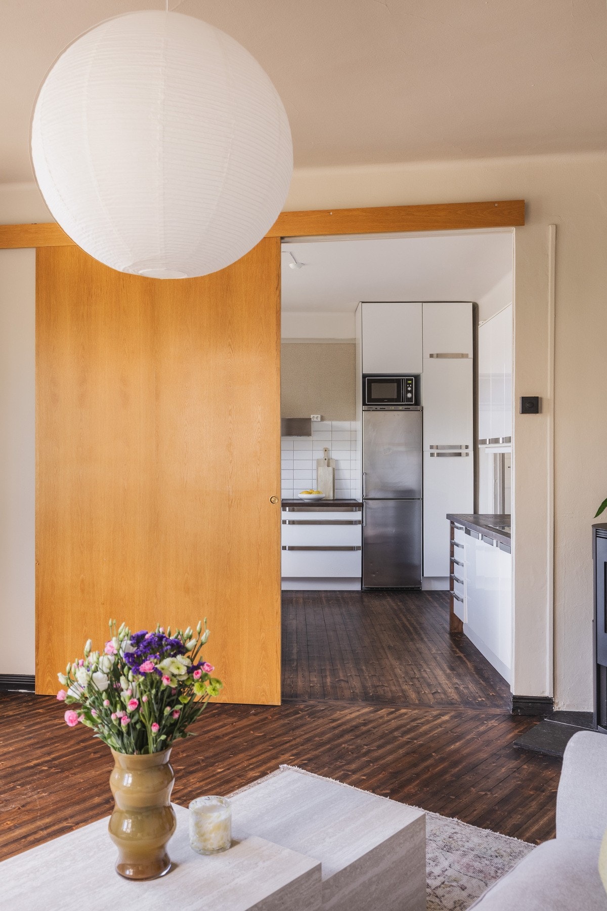 Unik sjarm, peis, originale eikegulv og store vindusflater. Overflateoppusset i 2020. Galleribilde