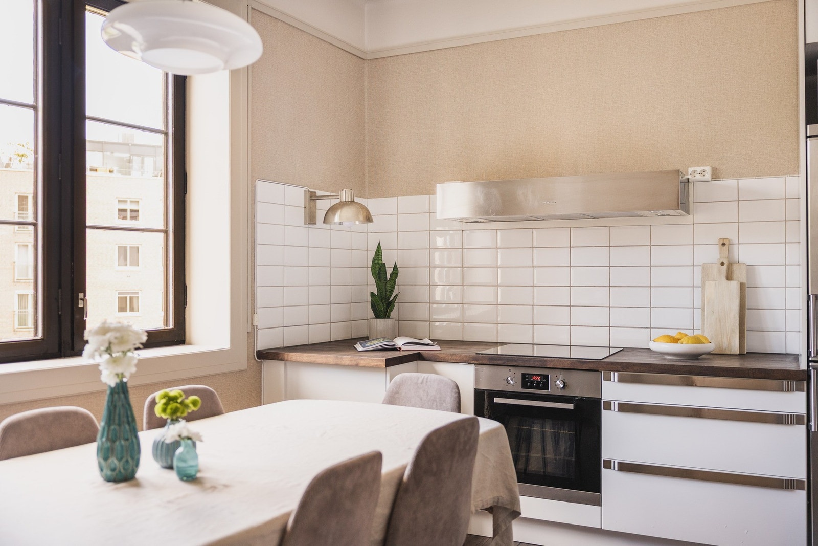 Flislagt flate mellom benkeplate (slipt/oljet i 2020) og overskap. Galleribilde