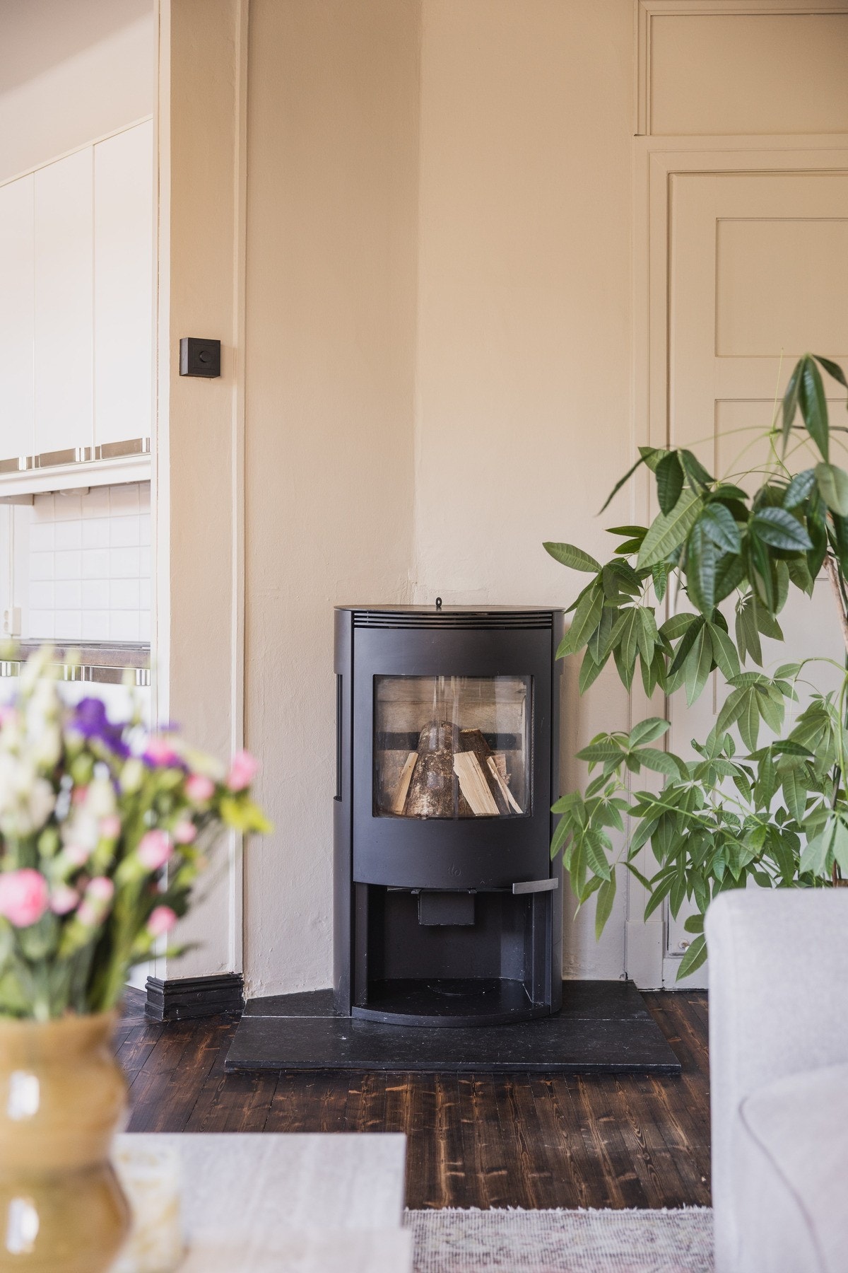 Peis (intallert i 2015) som skaper en behagelig varme (piperehabiliert i 2024). Galleribilde