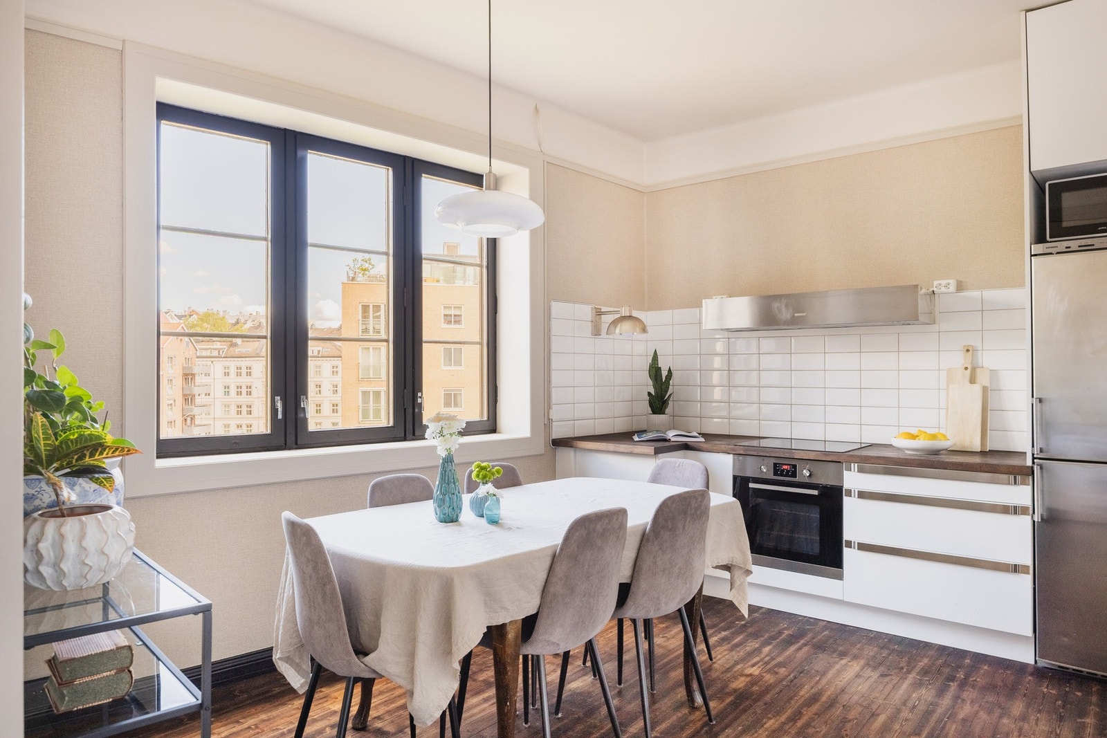 Kjøkkenet er velutstyrt med integrerte hvitevarer som bl.a. induksjonsovn fra 2013, stekeovn fra 2012 og oppvaskmaskin fra 2011. Galleribilde