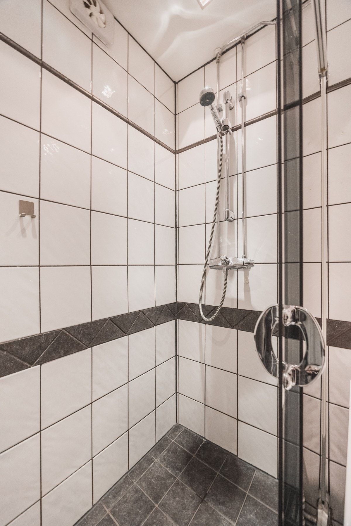 Flislagt baderom med gulvvarme og opplegg for vaskemaskin. Galleribilde