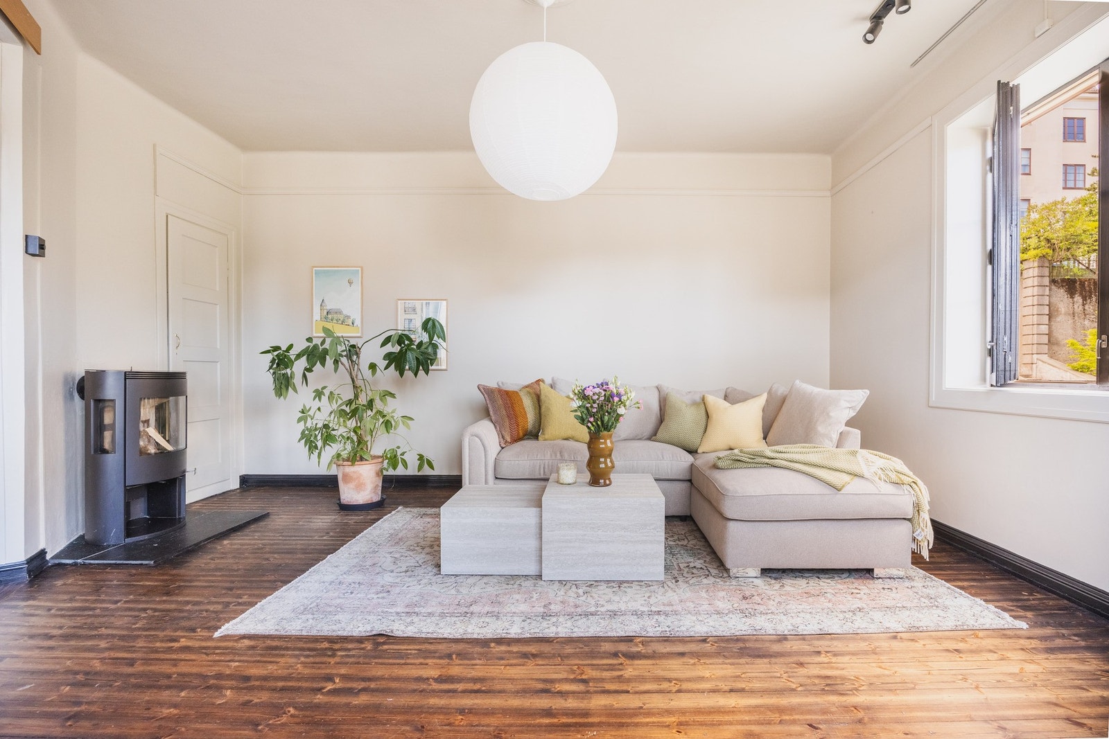 Leiligheten har store vindusflater som slipper inn mye naturlig lys. Galleribilde