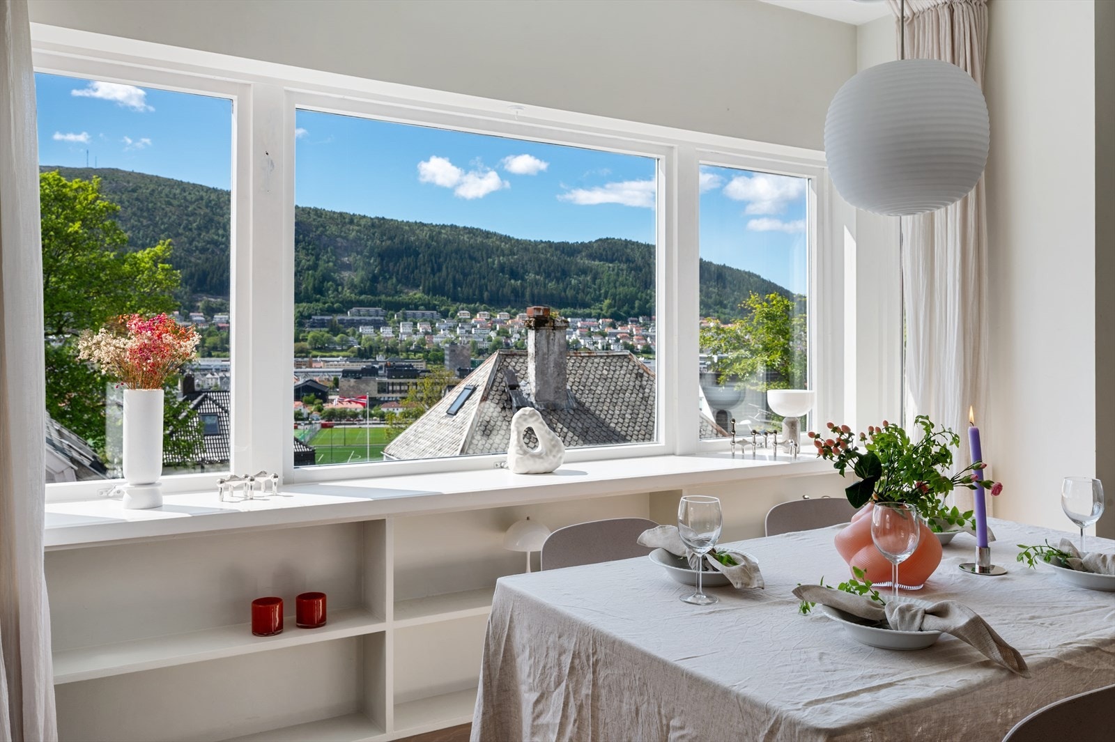 - Merk at stue/kjøkken har generøse vindusflater vendt mot 3 ulike himmelretninger, noe som sørger for en lys og luftig atmosfære - Galleribilde