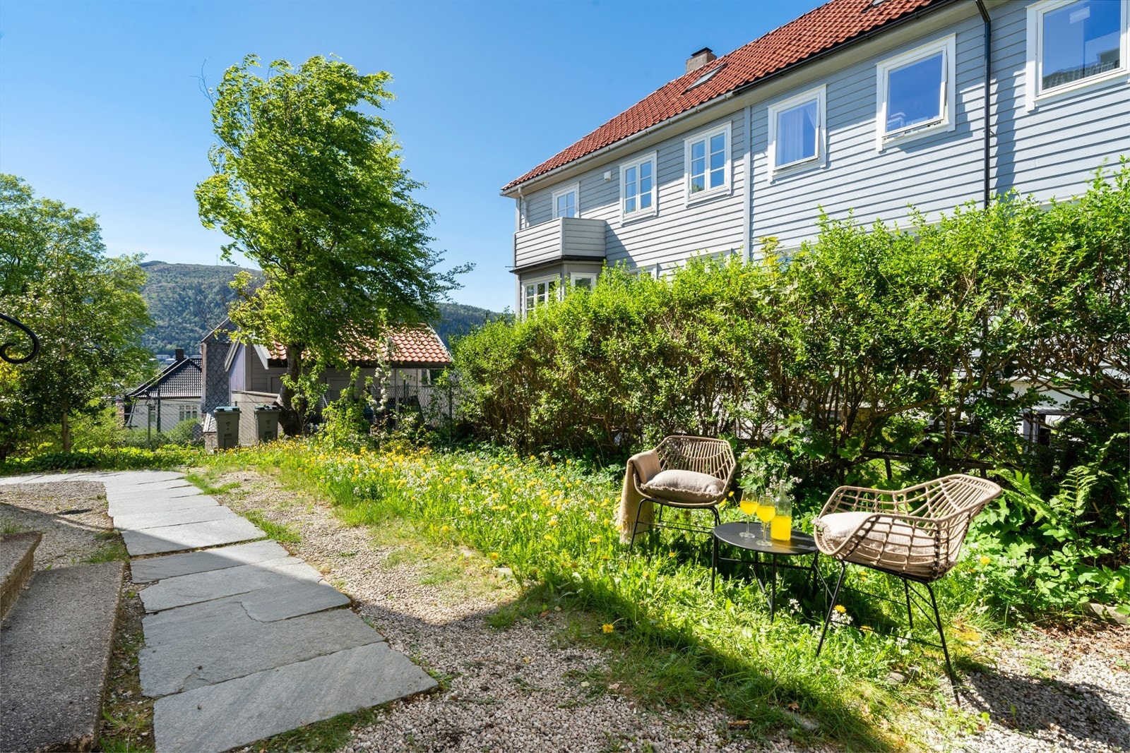 - Sameiet har flotte felles uteområder med sittegrupper og hage - Galleribilde