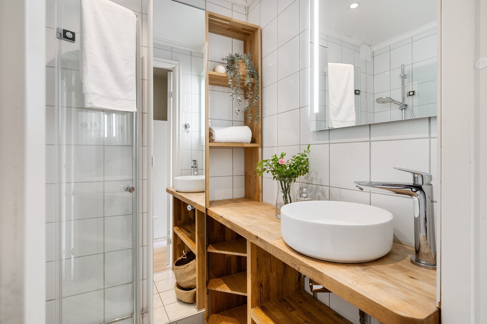 - Innredet med toalett, servant, praktisk hylleløsning, speil med integrert belysning og dusjhjørne - Galleribilde