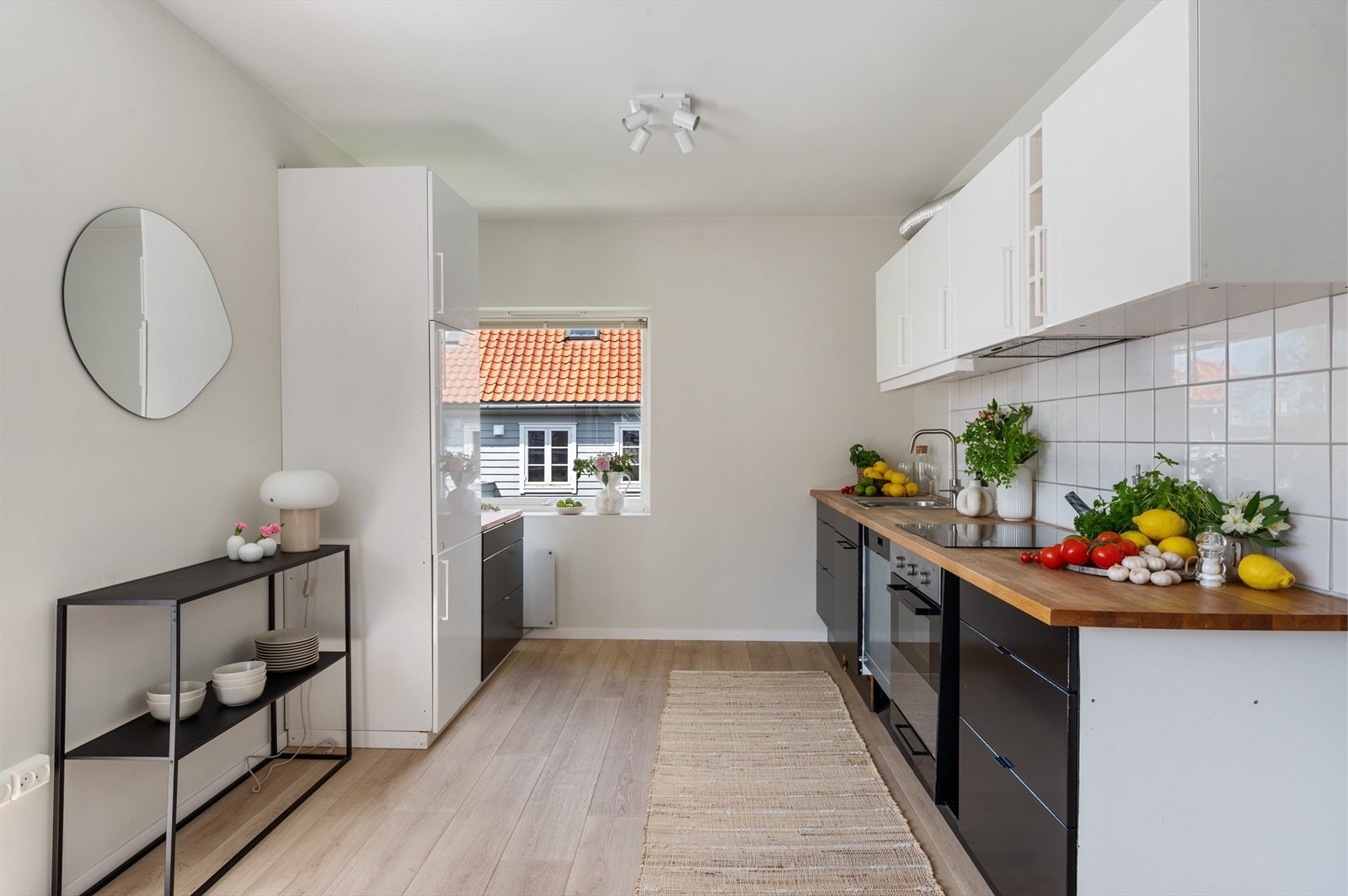 - Tidløs innredning med glatte fronter og heltre benkeplate - Galleribilde