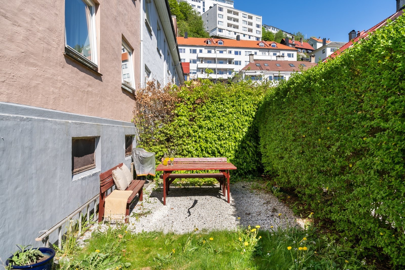 - Merk hekken som sørger for en privat oase, uten noen form for sjenerende innsyn - Galleribilde