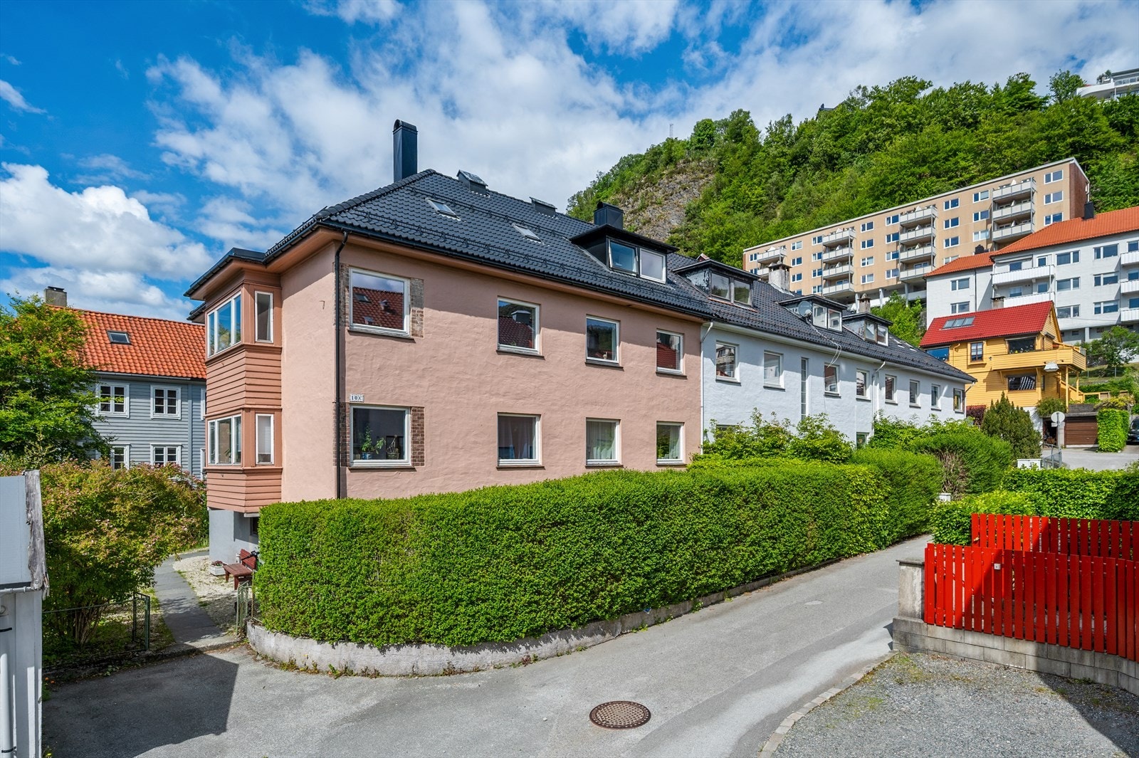 - Sameiets tak ble skiftet i 2016, og hele bygget ble malt i 2018 - Galleribilde