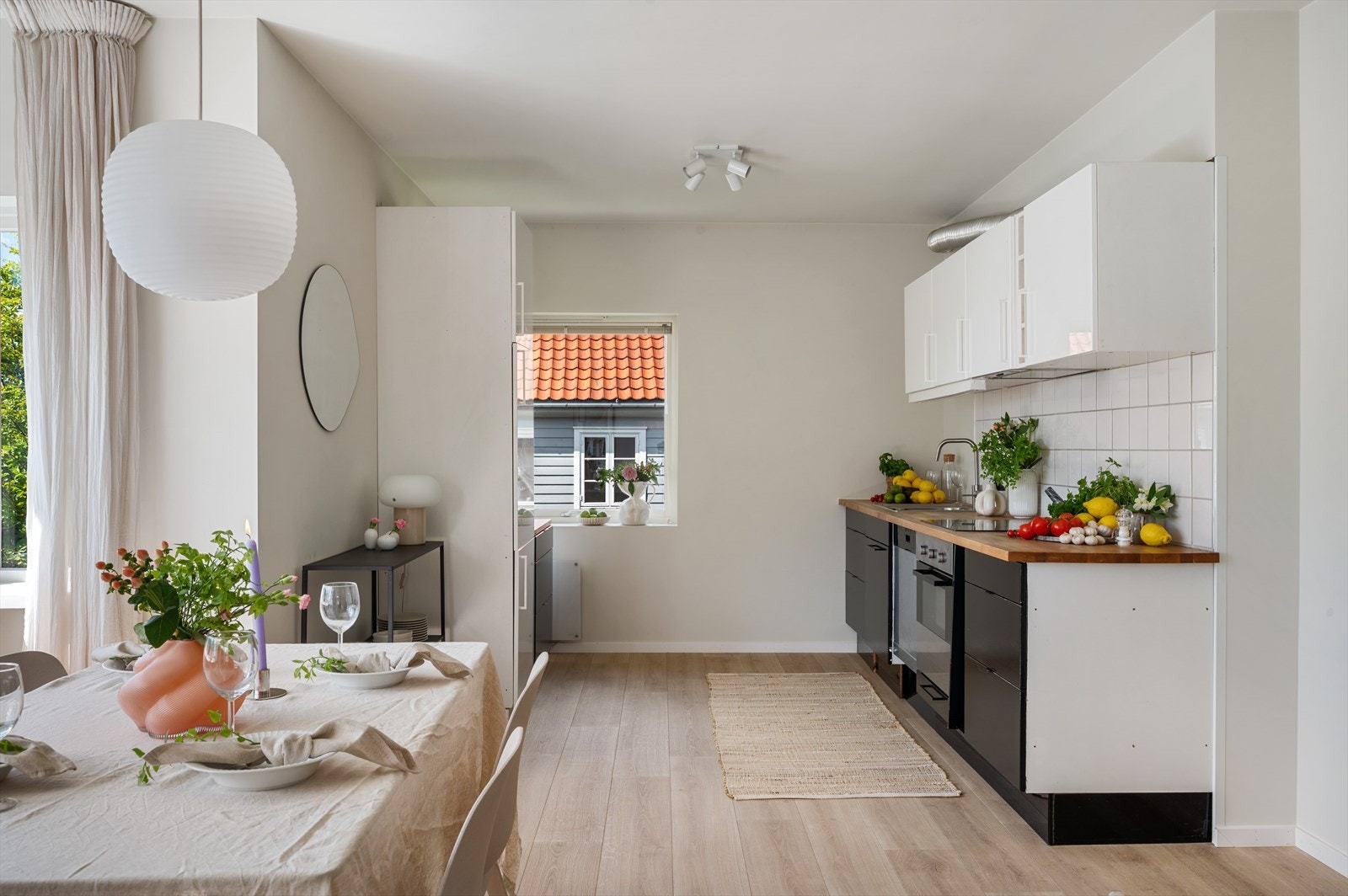 - Den åpne løsningen mot kjøkkenet sørger for en sosial sone og en optimal arealutnyttelse - Galleribilde