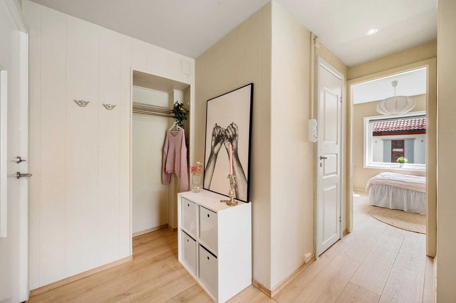 - Entréen er lys og innbydende, og gir et flott og representativt førsteinntrykk av boligen - Galleribilde