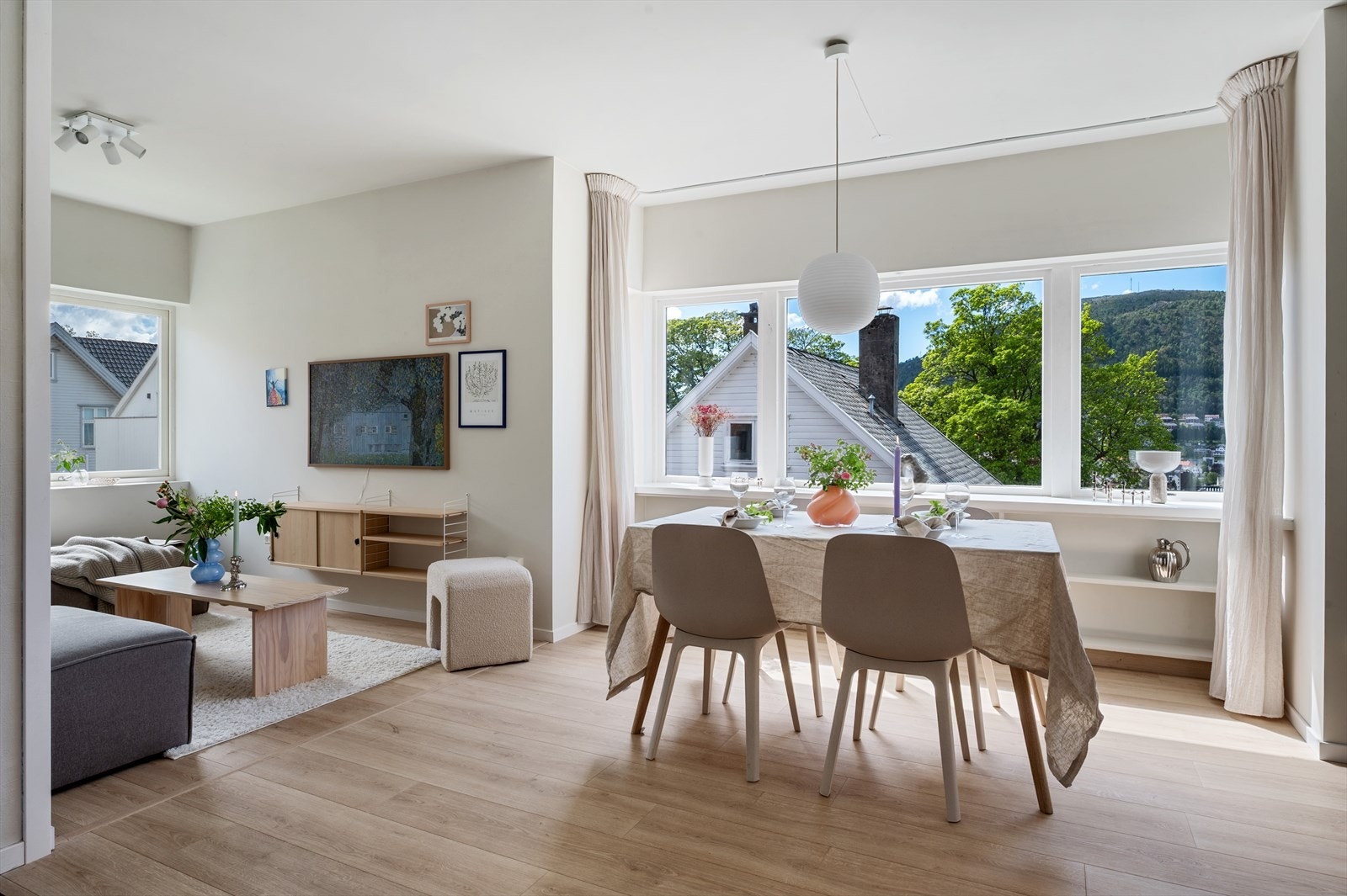 - Leiligheten har et BRA-i på 55m² og inneholder entré, 2 soverom, stue/kjøkken og bad + ekstra soverom på loft - Galleribilde