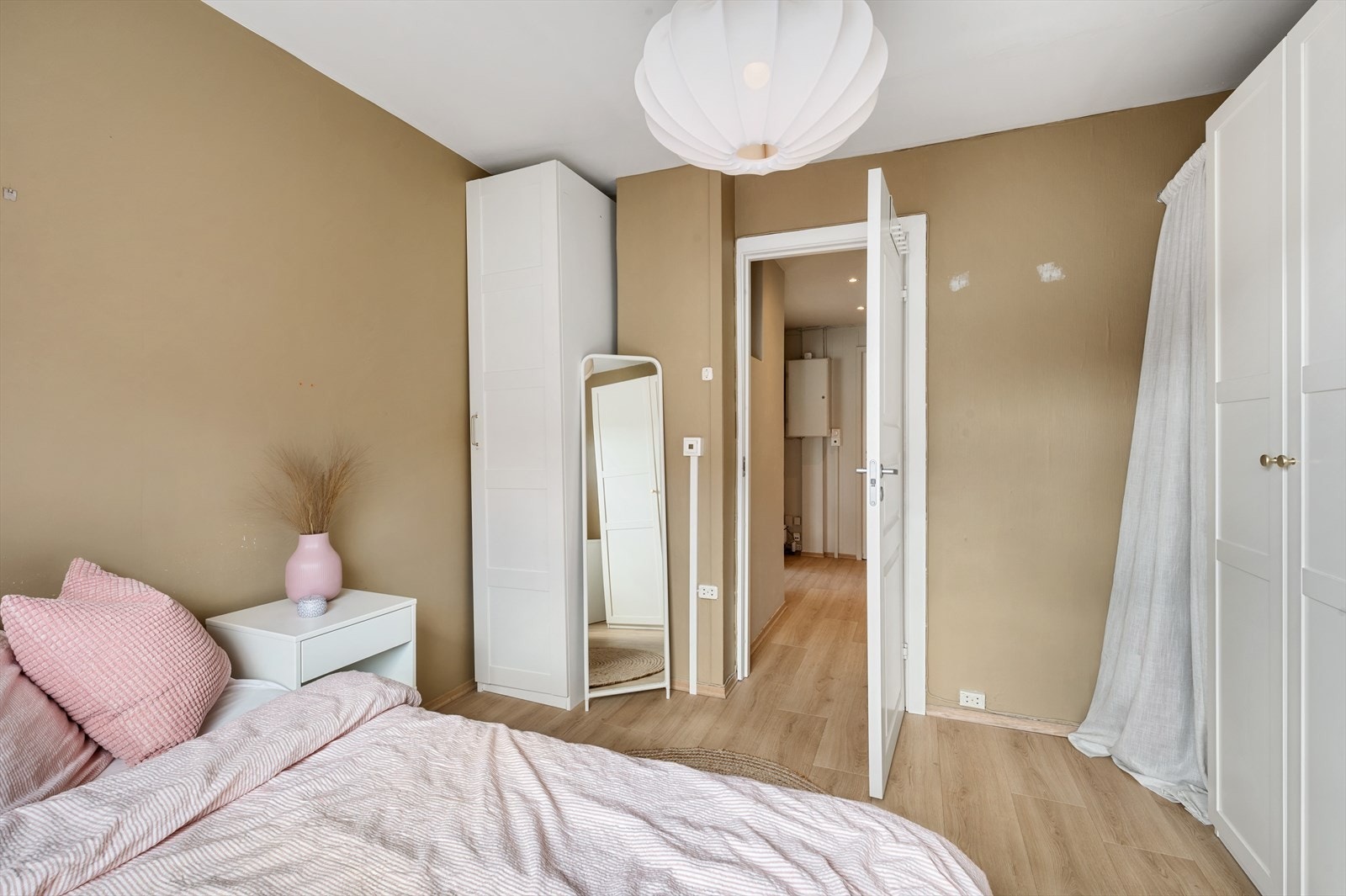 - Soverom 1 måler 9,9m² - Galleribilde