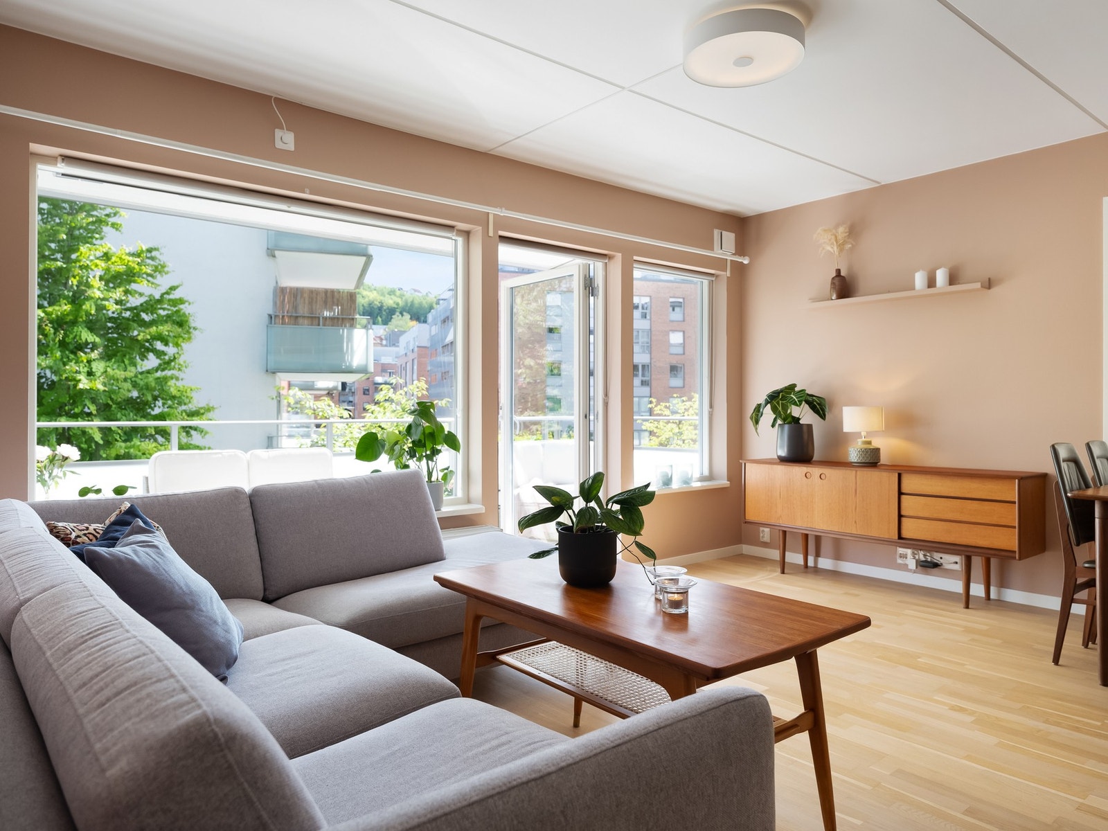 Oppholdsrommet byr på plass til sofagruppe med tilhørende møblement. Galleribilde