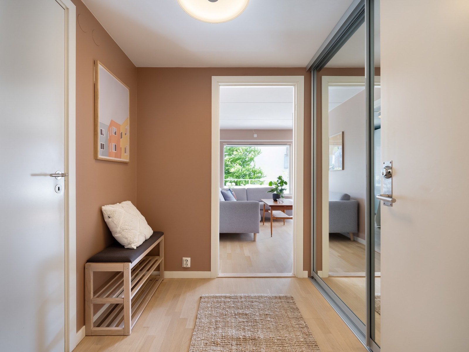 Det er heisadkomst til etasjeplan. Entréen byr på godt med skapplass i skyvedørsgarderobe. Galleribilde