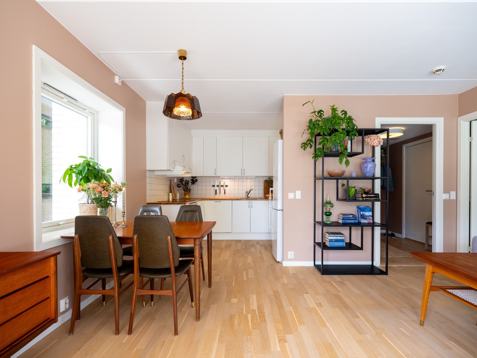 Kjøkkenet ligger i en åpen løsning mot stuen, men likevel tilbaketrukket i hjørnet av rommet. Plass for spisegruppe. Galleribilde