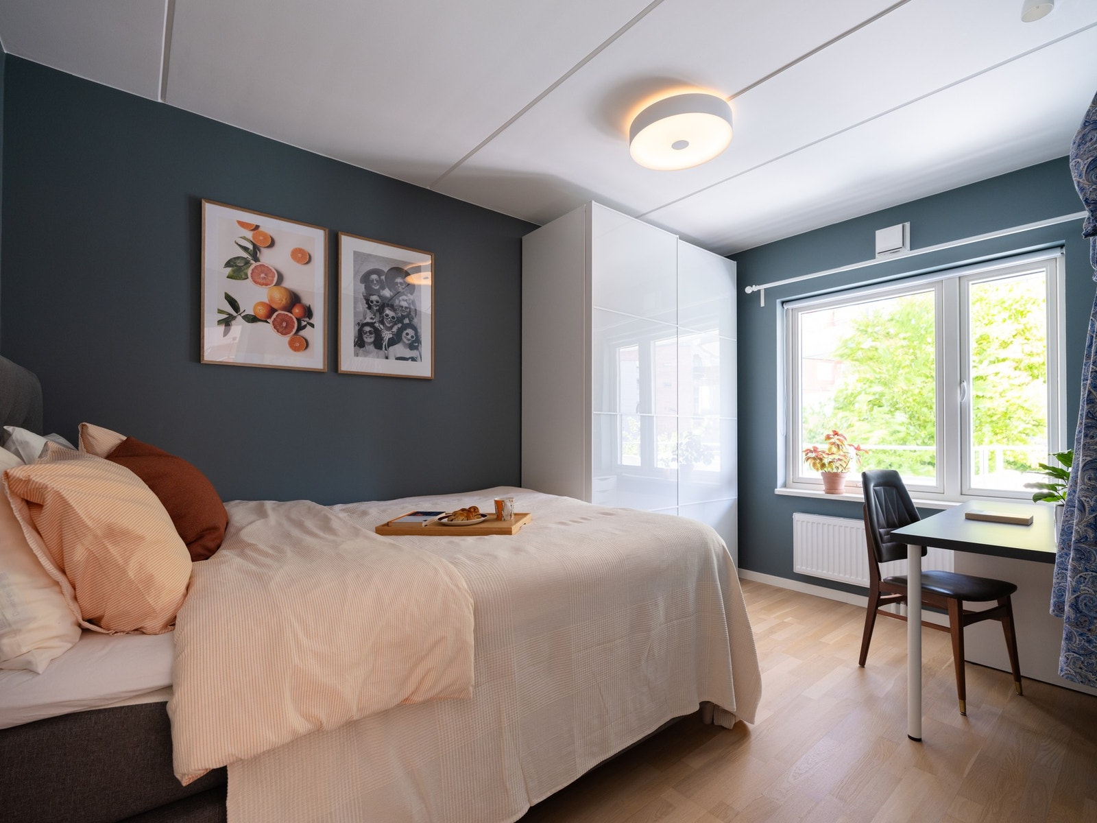 Soverommet er av god størrelse med plass til dobbeltseng og tilhørende møblement. Godt med oppbevaring i skyvedørsgarderobe som blir stående. Galleribilde