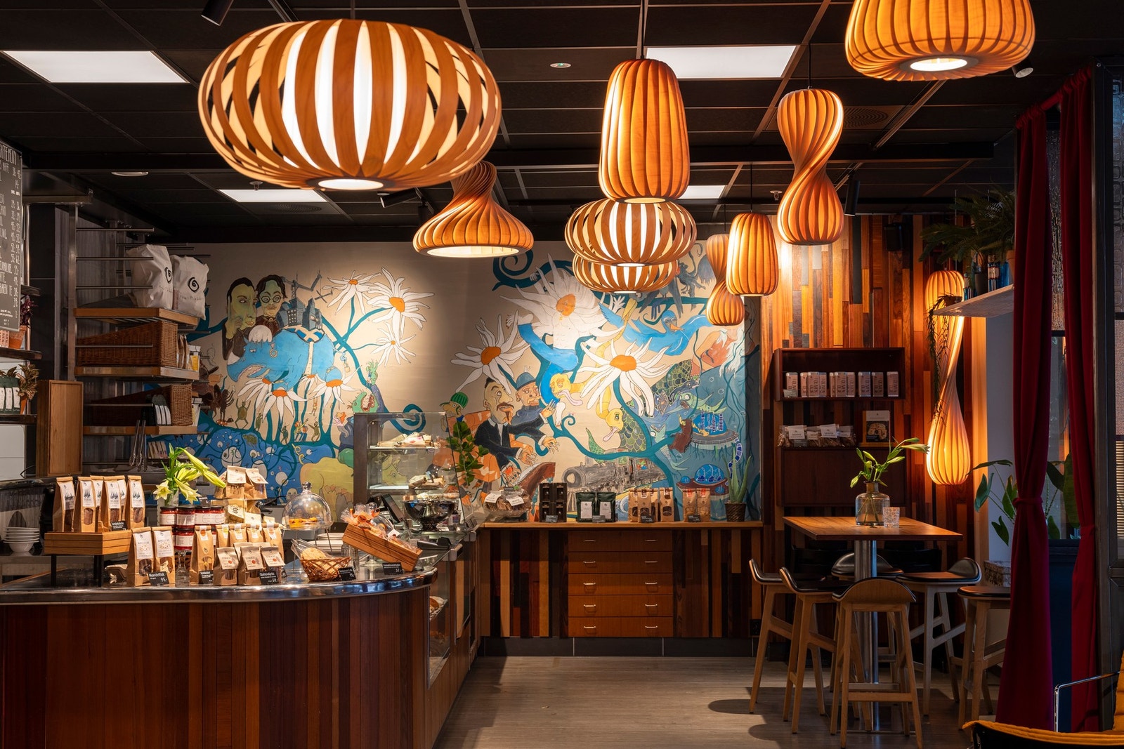 Åpent bakeri stiller med deilig bakst og kaffe. Galleribilde